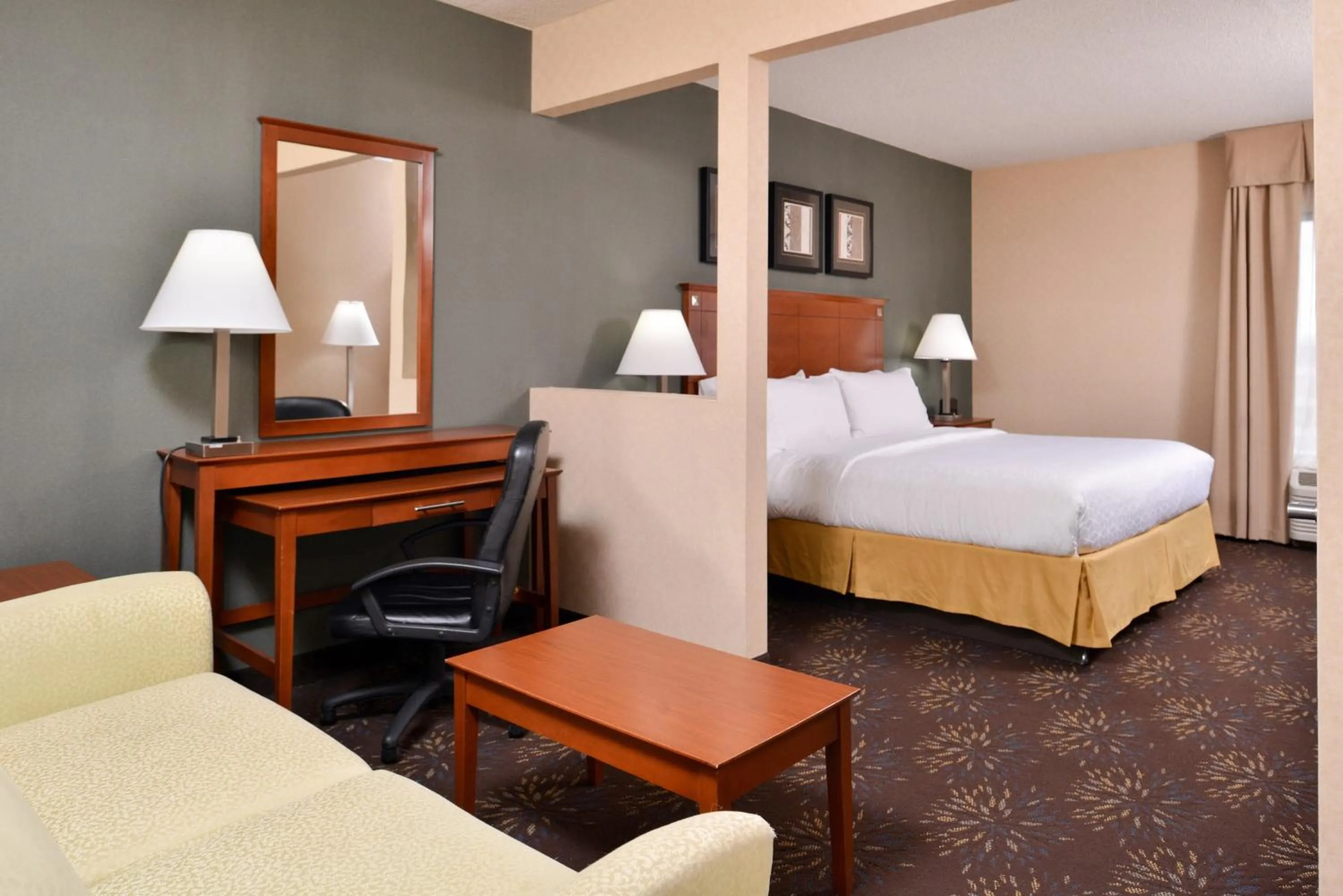 Photo of the whole room, Bed in Holiday Inn Express Hotel & Suites West Chester by IHG