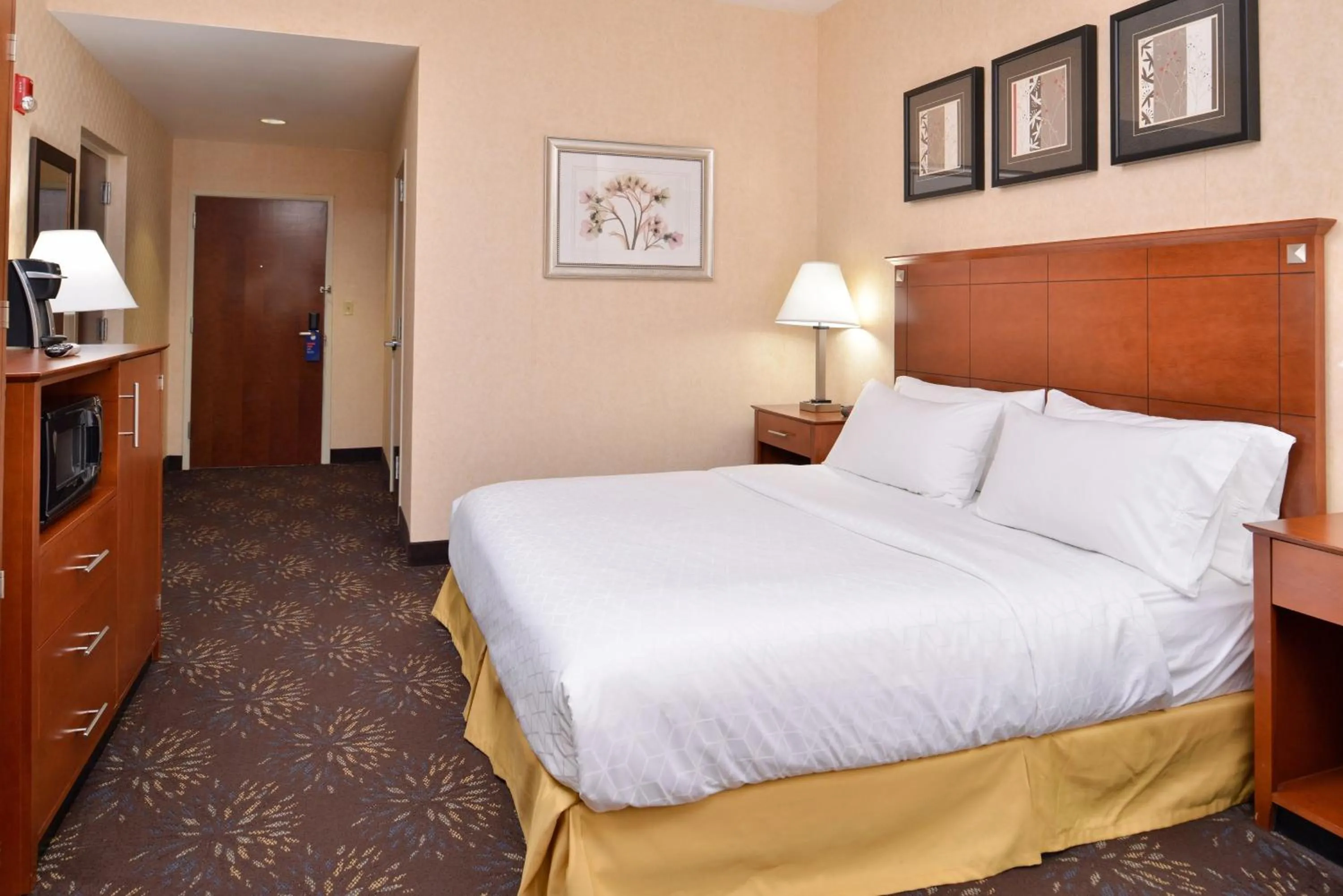 Photo of the whole room, Bed in Holiday Inn Express Hotel & Suites West Chester by IHG
