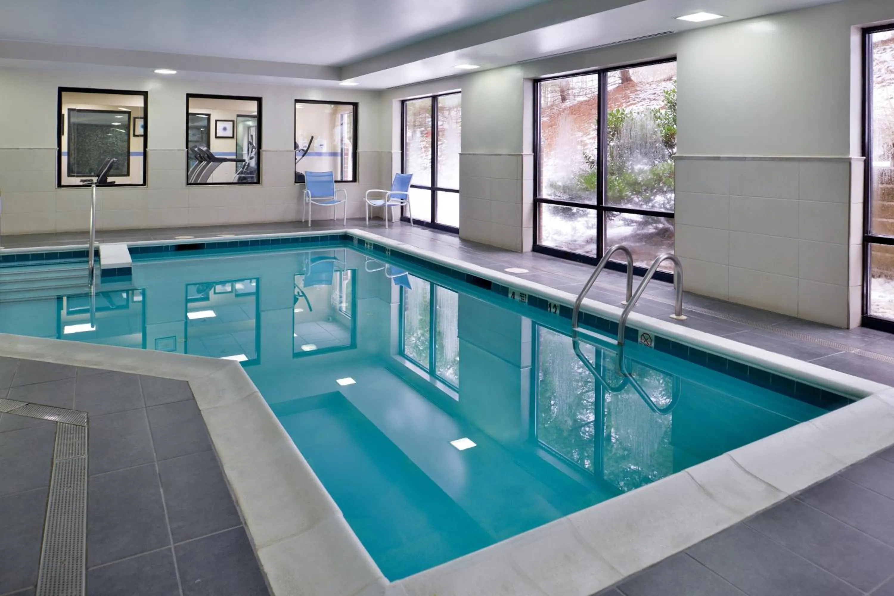 Swimming pool in Holiday Inn Express Hotel & Suites West Chester by IHG