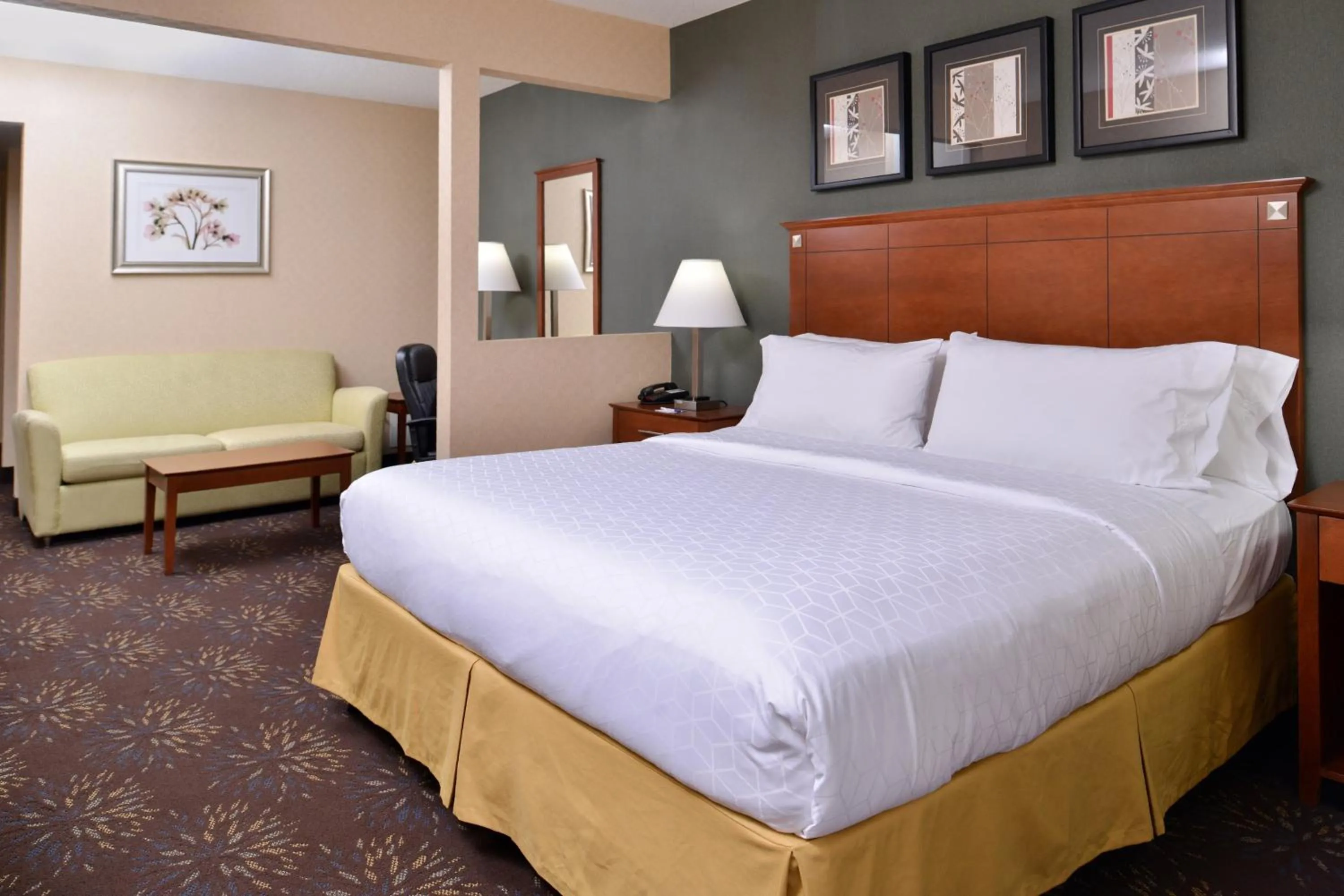 Photo of the whole room, Bed in Holiday Inn Express Hotel & Suites West Chester by IHG