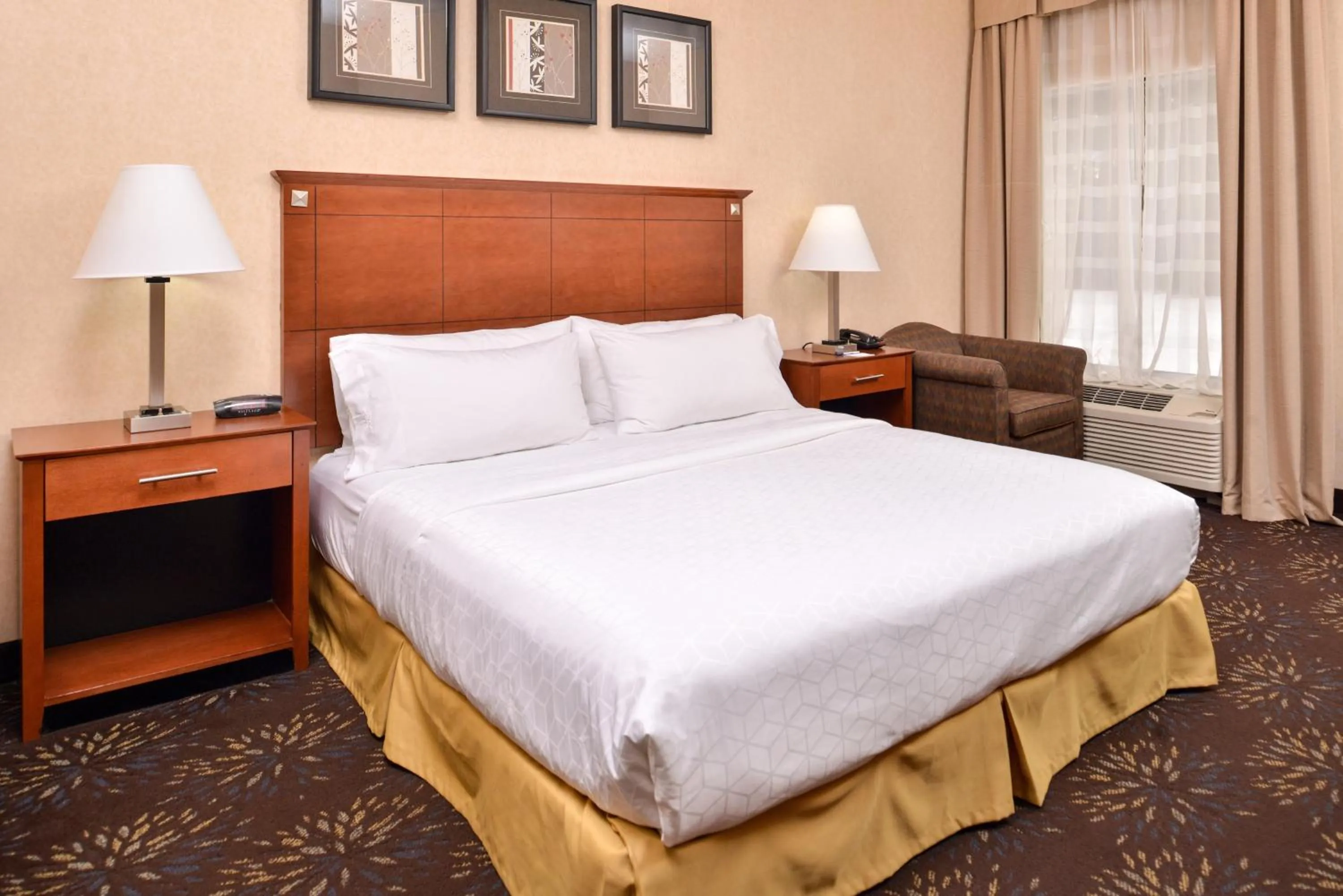 Photo of the whole room, Bed in Holiday Inn Express Hotel & Suites West Chester by IHG