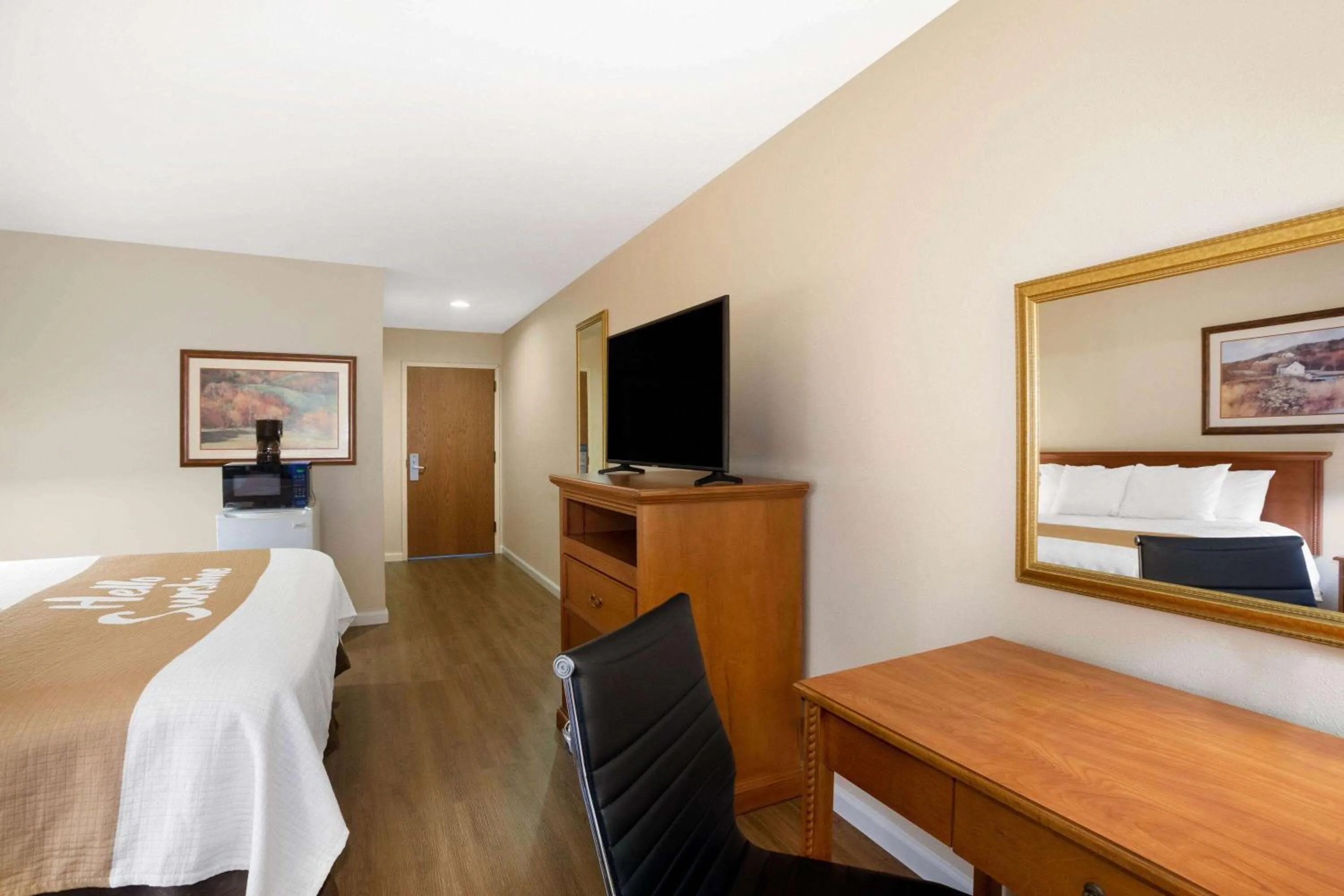 Photo of the whole room, Bed in Days Inn & Suites by Wyndham Cuba