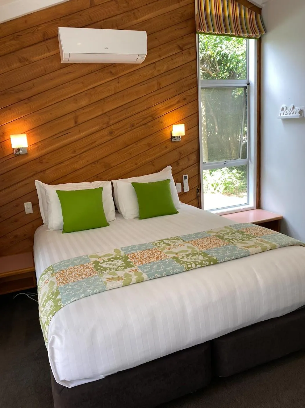 Bed in Colonial House Motel