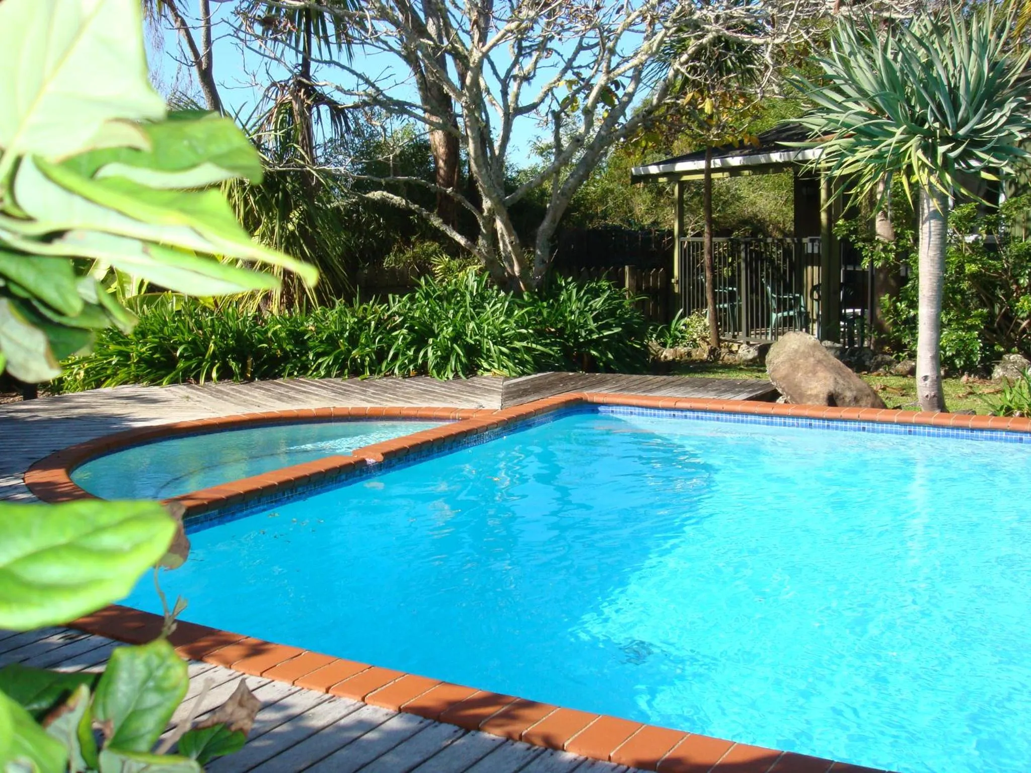 Swimming pool in Colonial House Motel