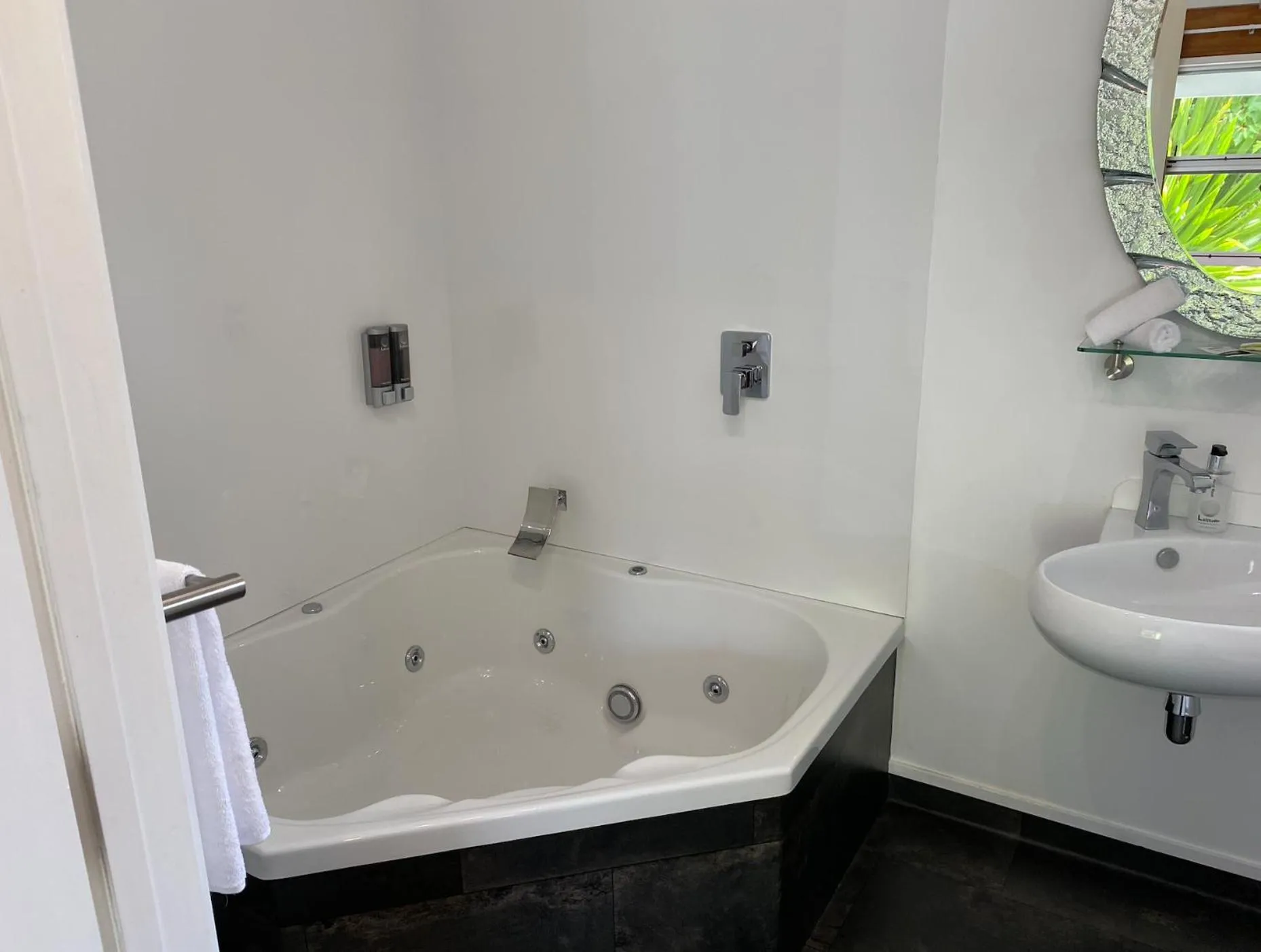 Colonial House Motel