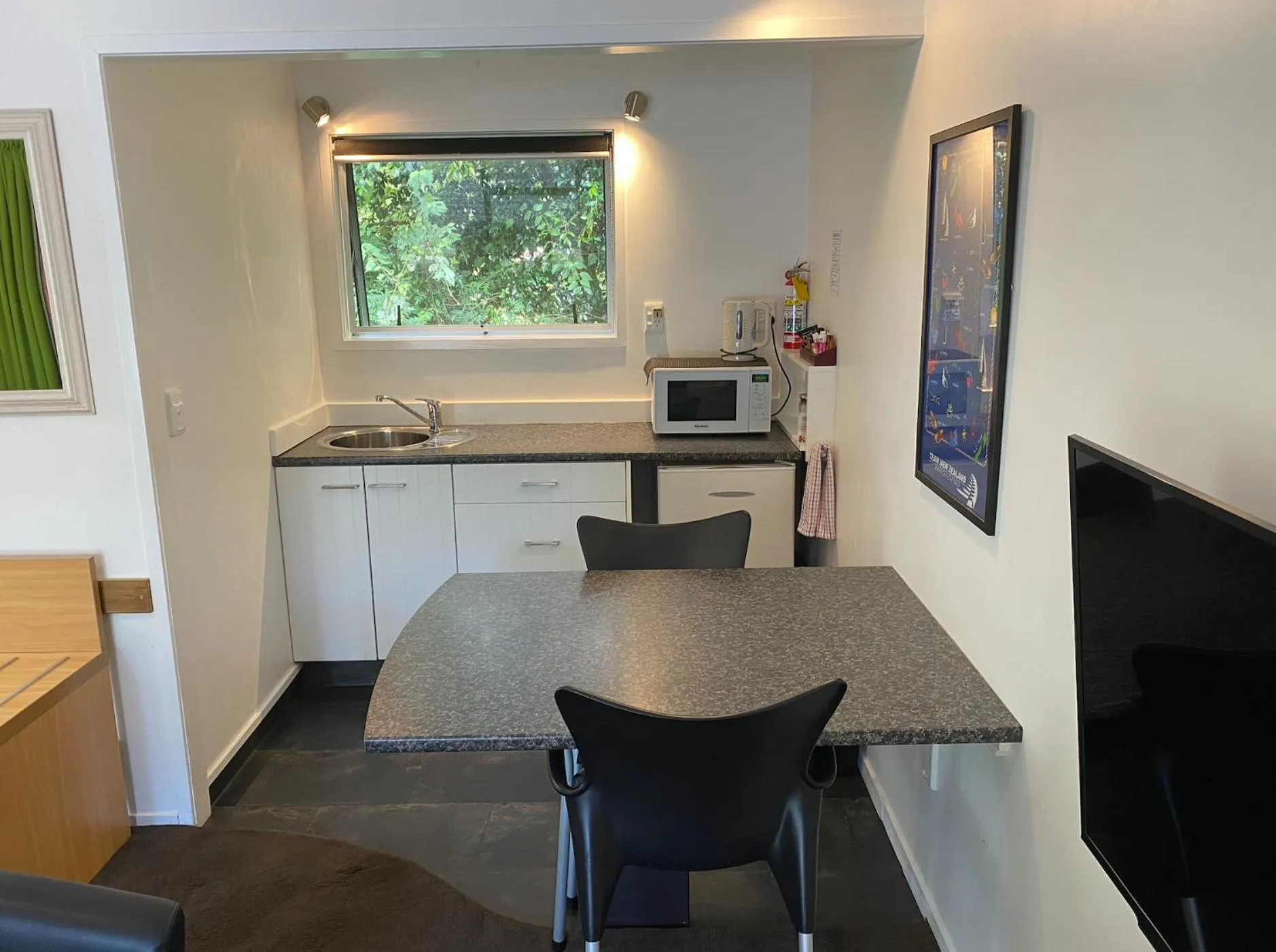 Colonial House Motel