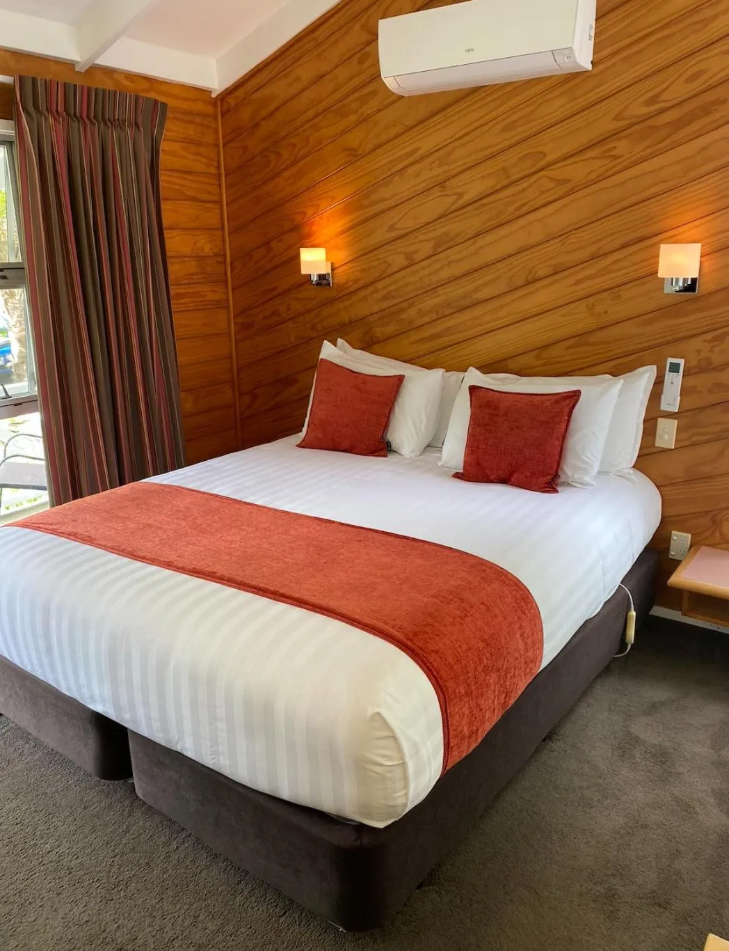 Bed in Colonial House Motel