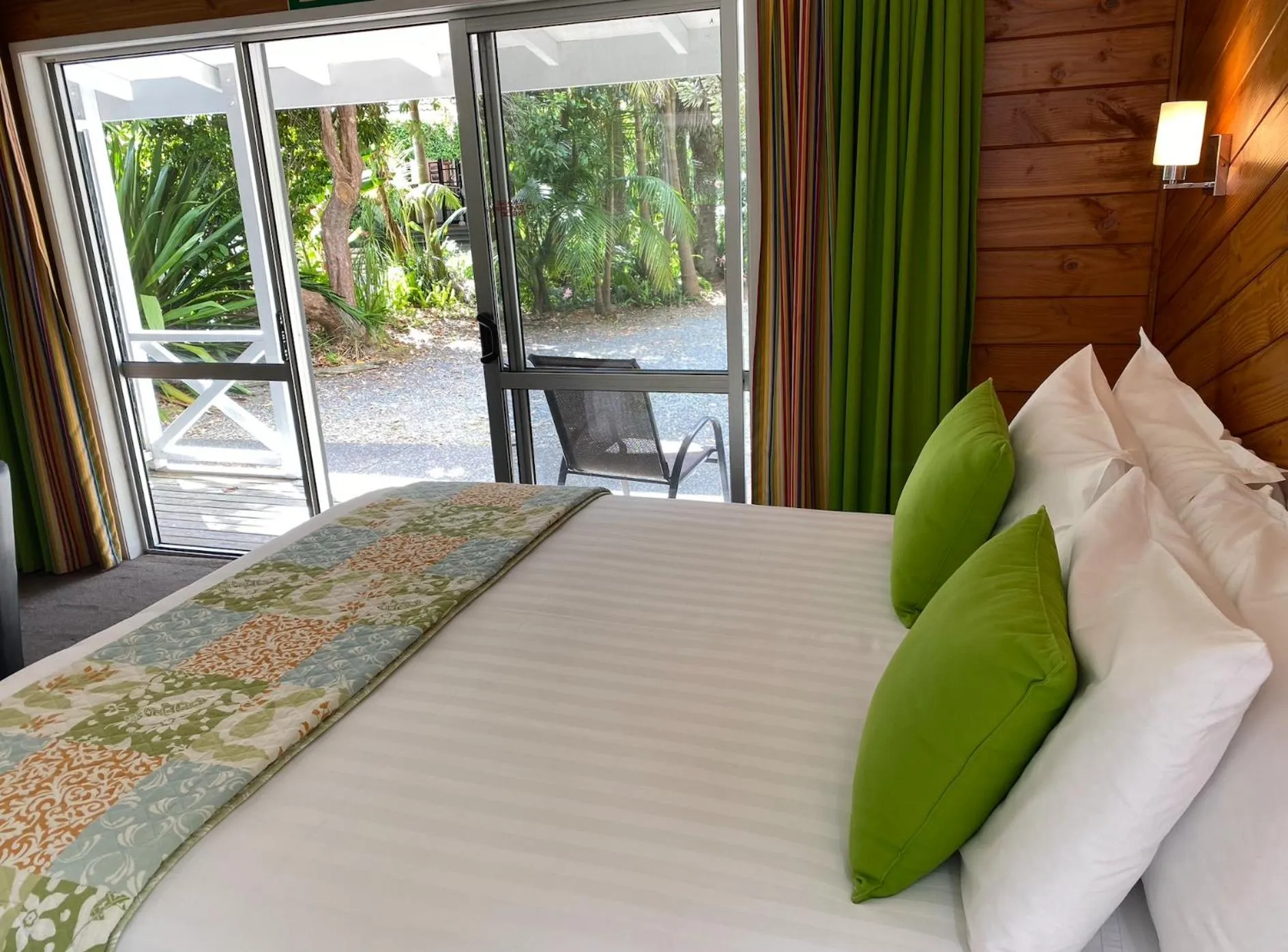 Bed in Colonial House Motel