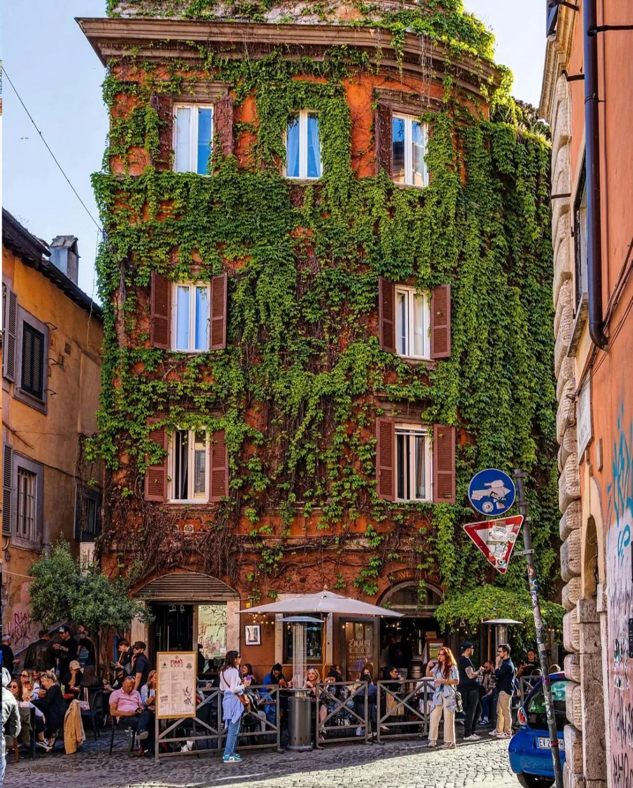 Neighbourhood in Trastevere Stars