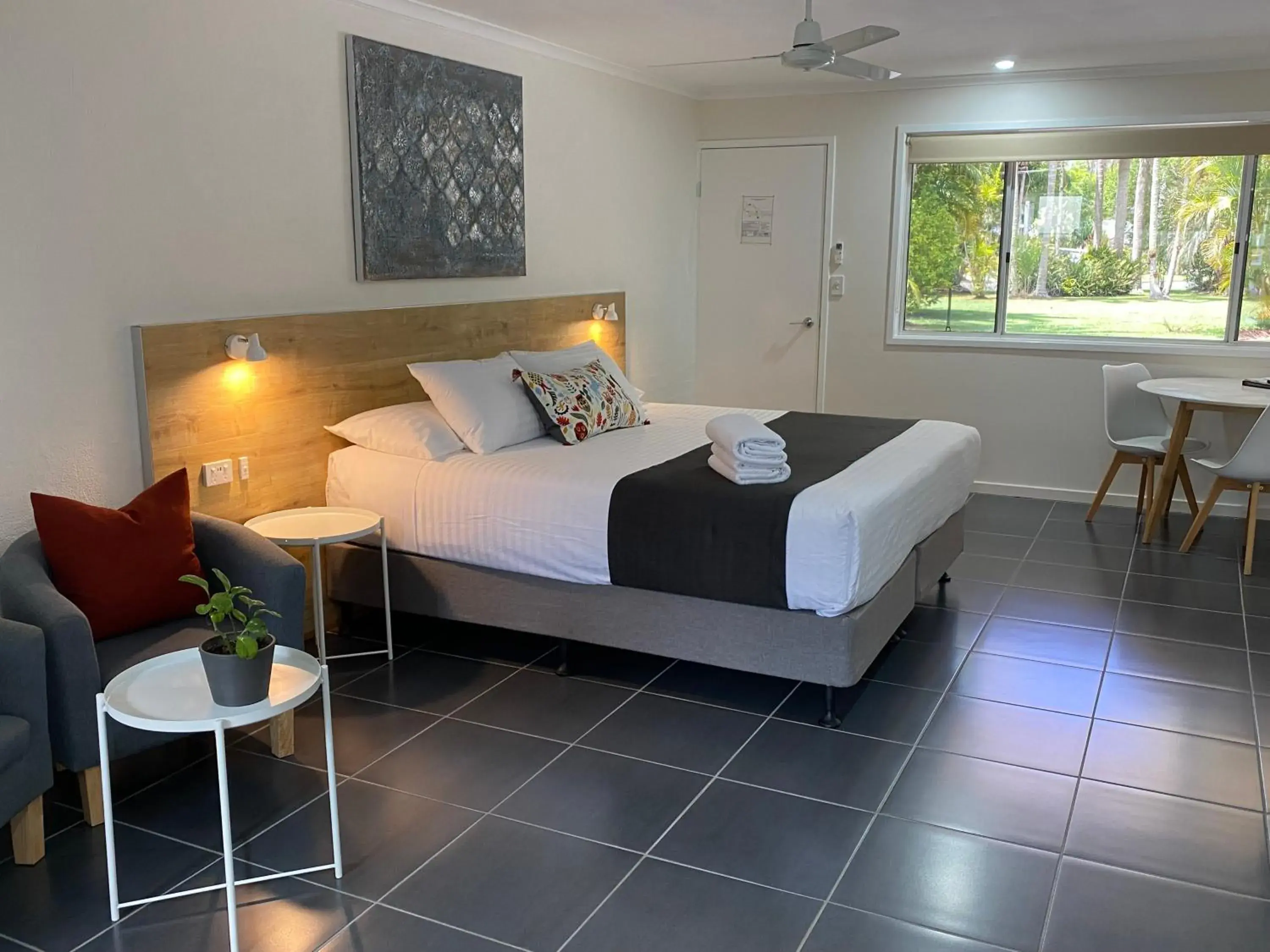 Superior King Room in Tin Can Bay Motel Superior King Room in Tin Can Bay Motel