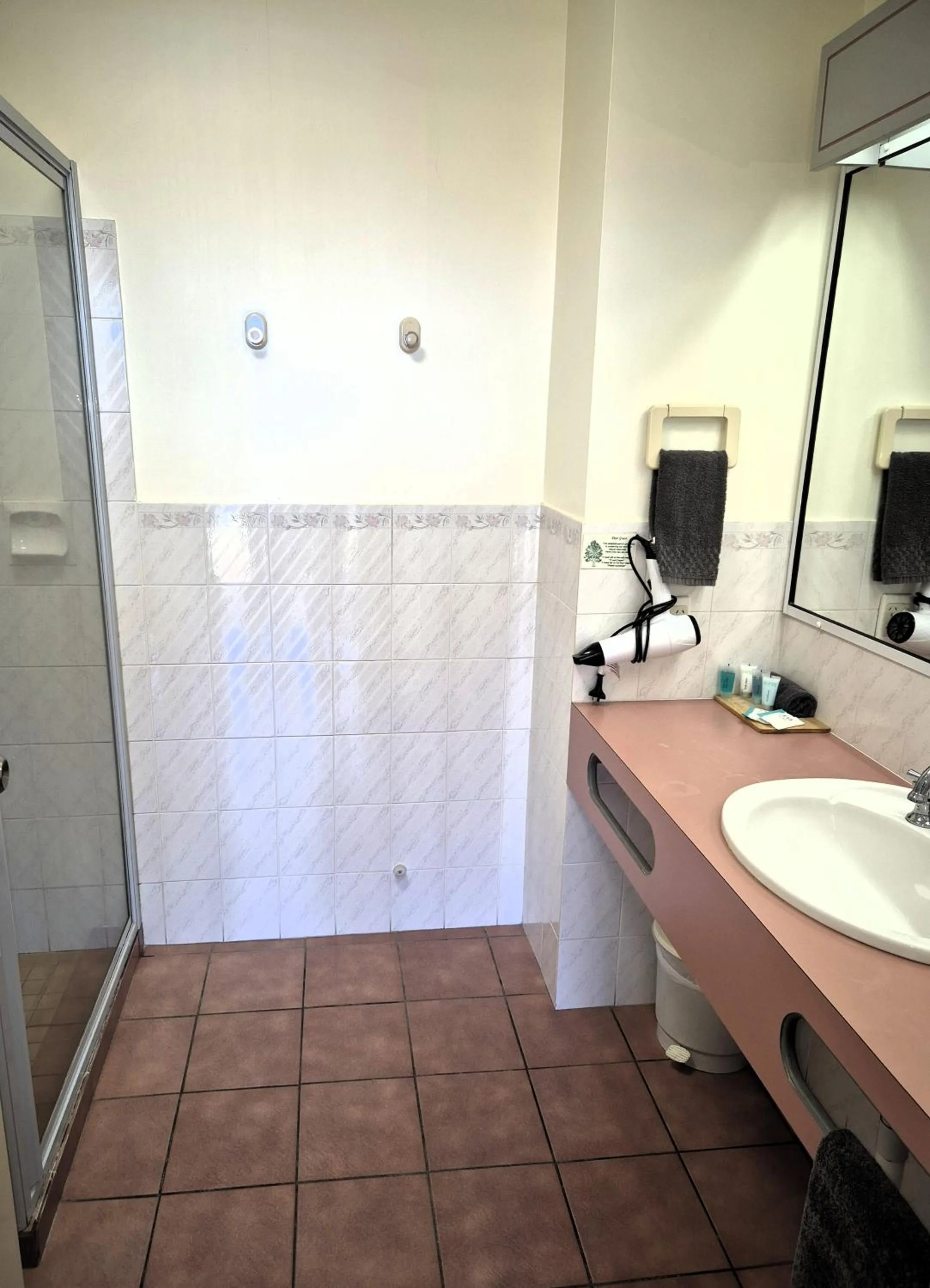 Bathroom in Twofold Bay Motor Inn