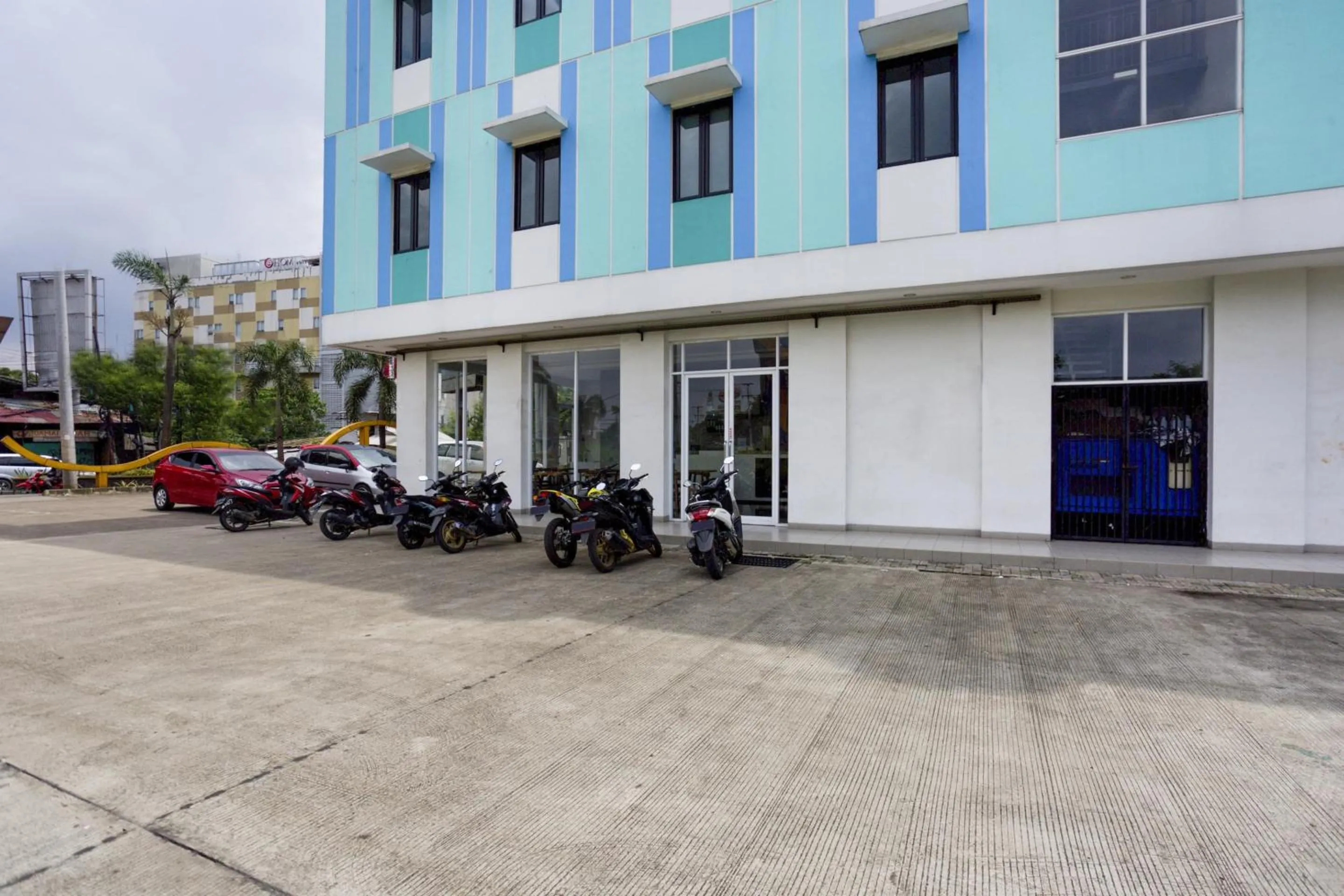 Facade/entrance in Collection O Bekasi Timur Near Gedung Juang Formerly Regia Tambun
