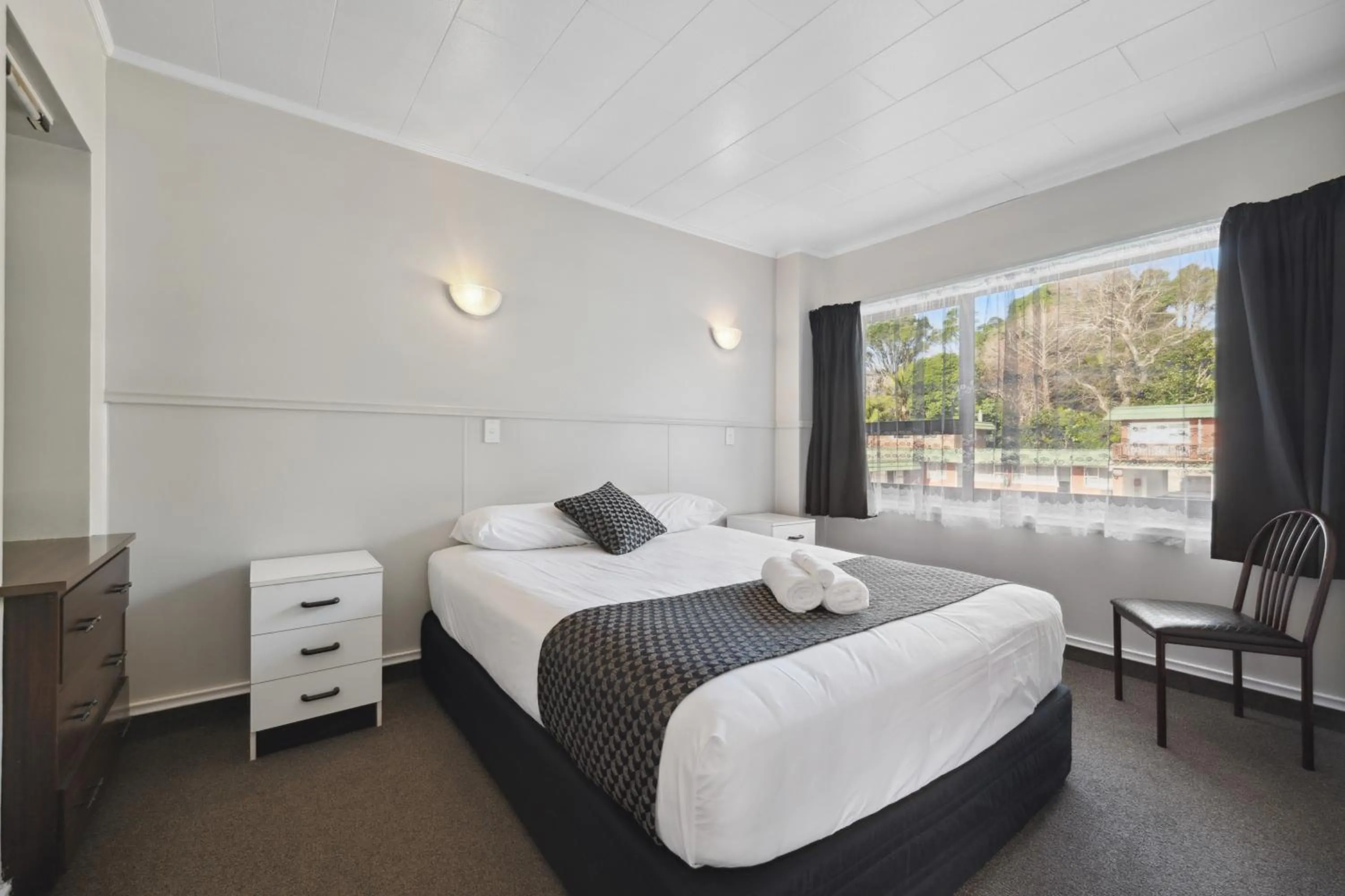 Bed in Flamingo Motel