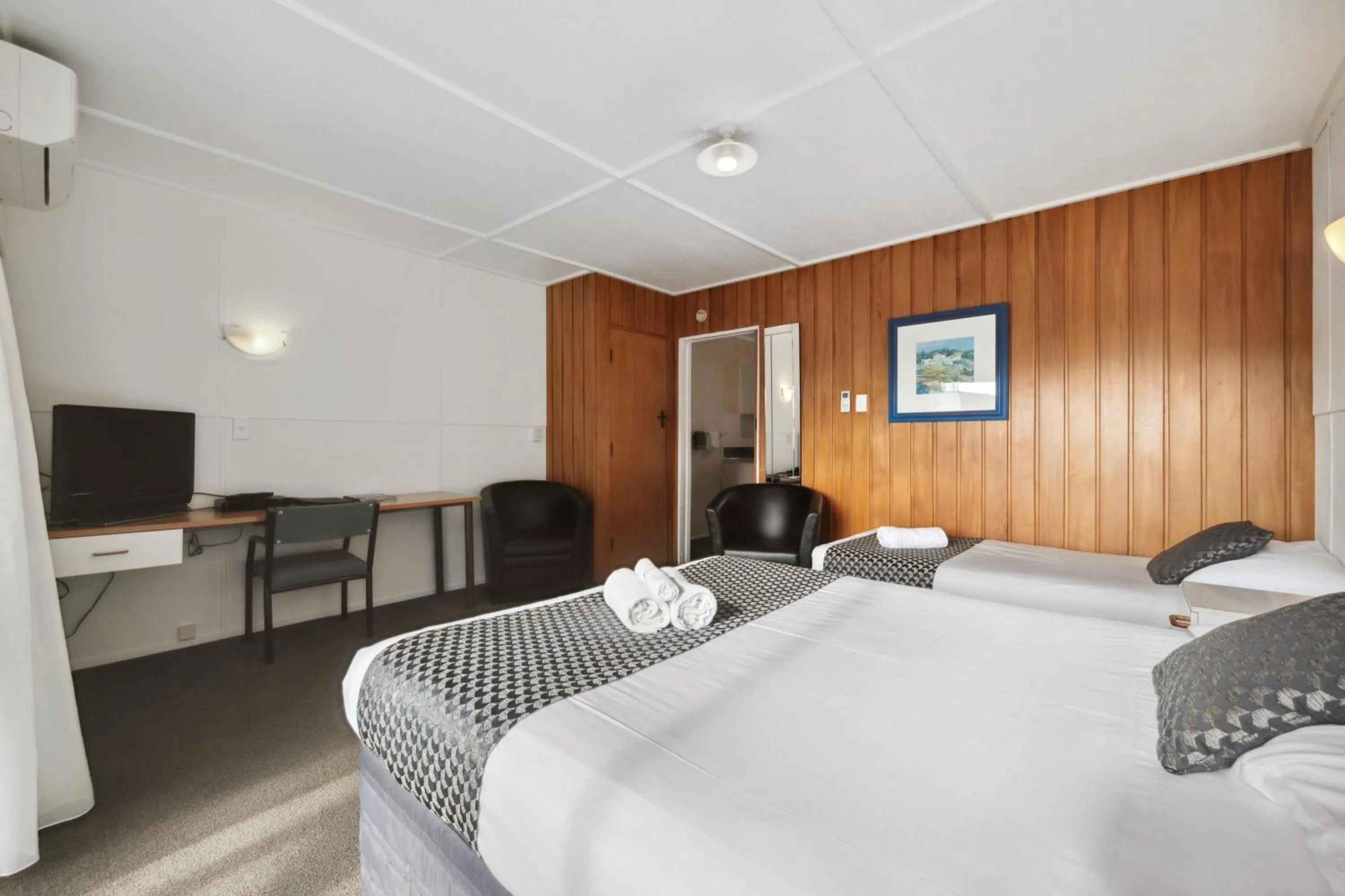 Bed in Flamingo Motel