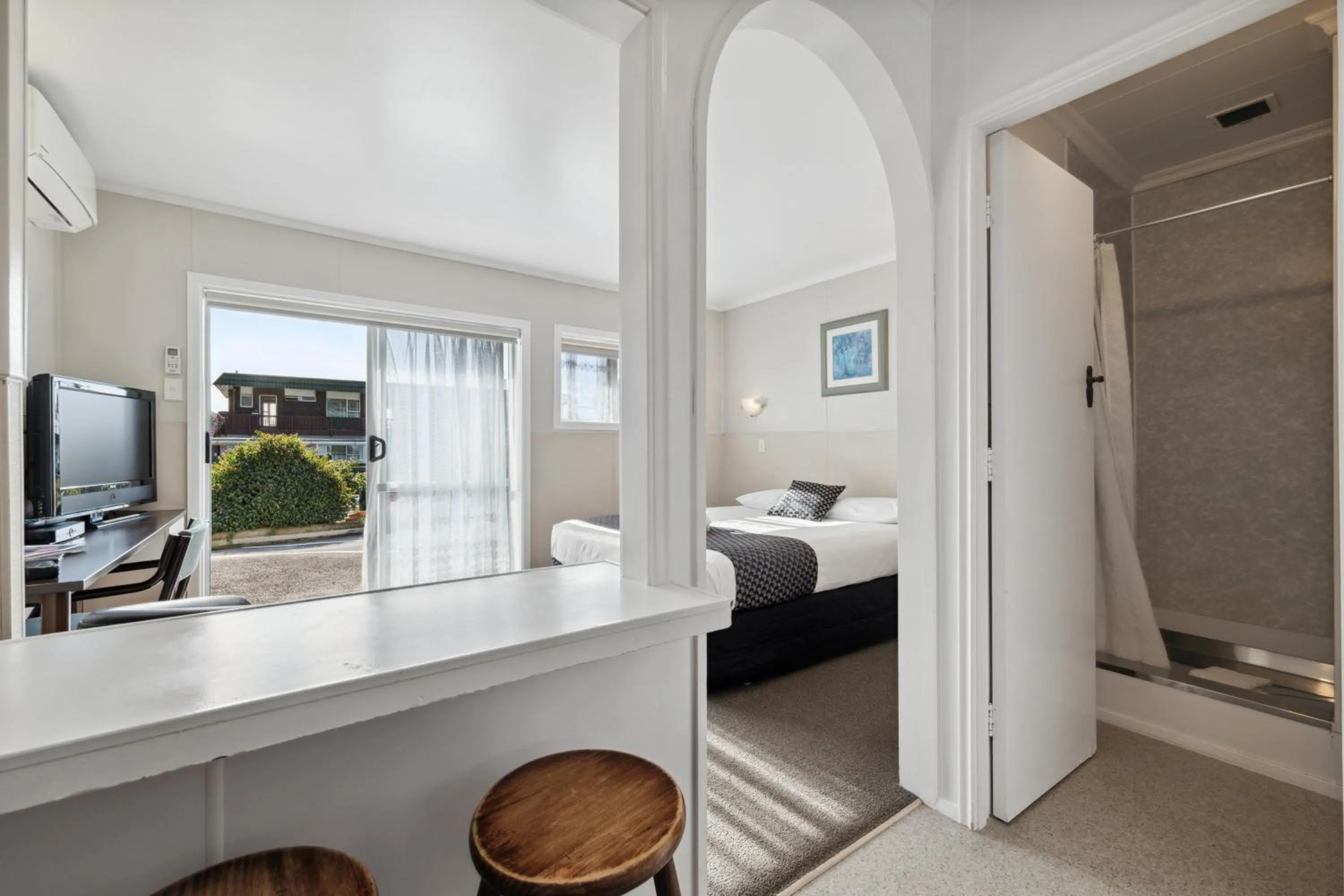 Shower, Bed in Flamingo Motel