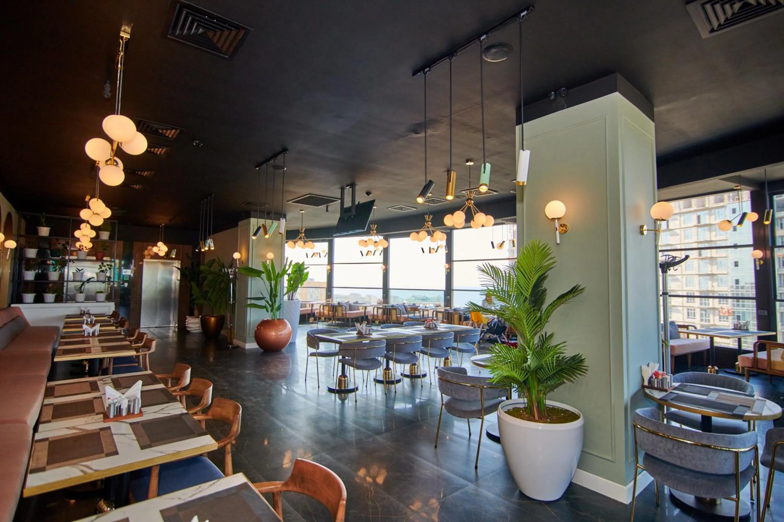 Restaurant/places to eat in Grand Hotel Victory