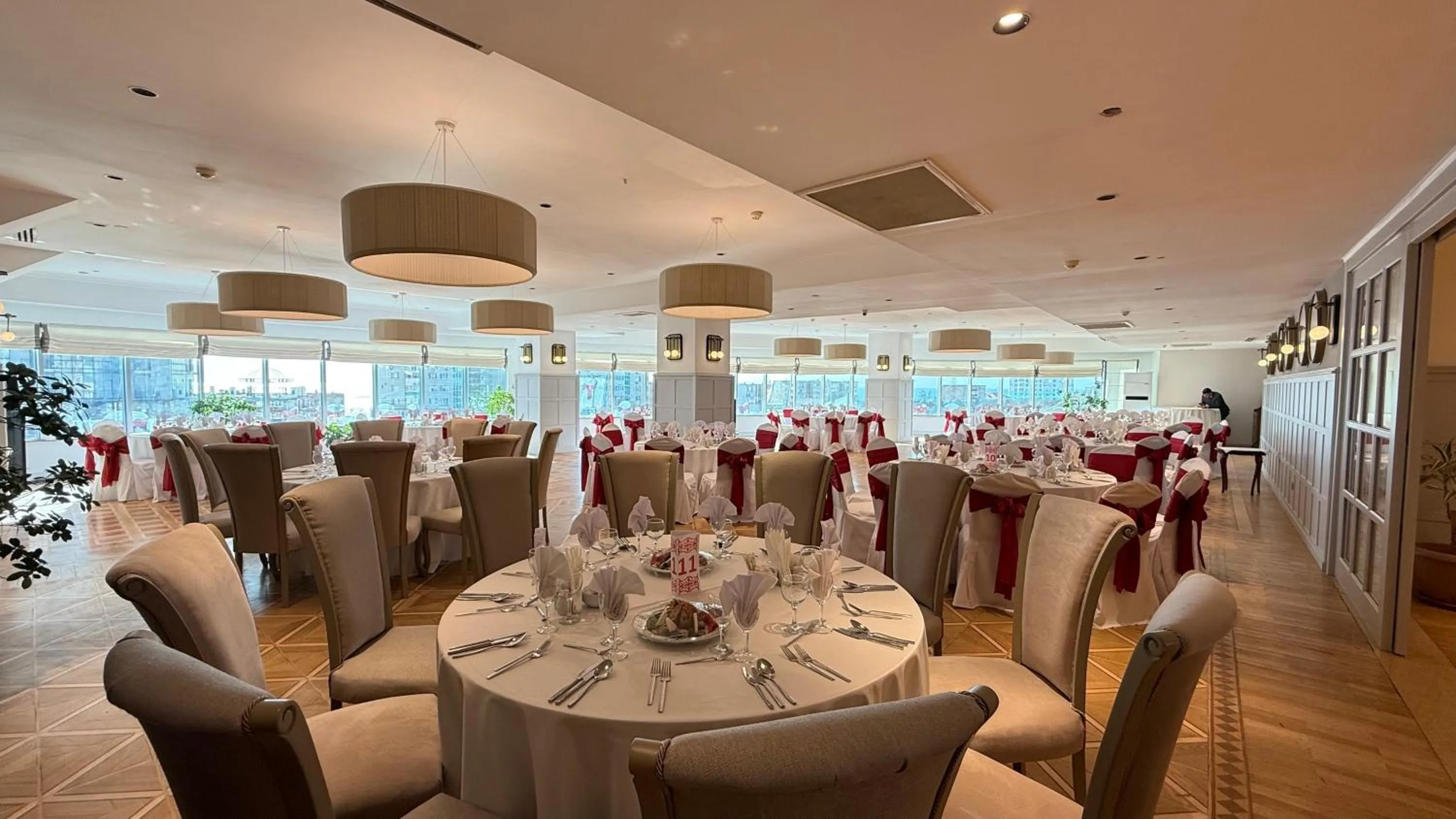 Restaurant/places to eat in Grand Hotel Victory