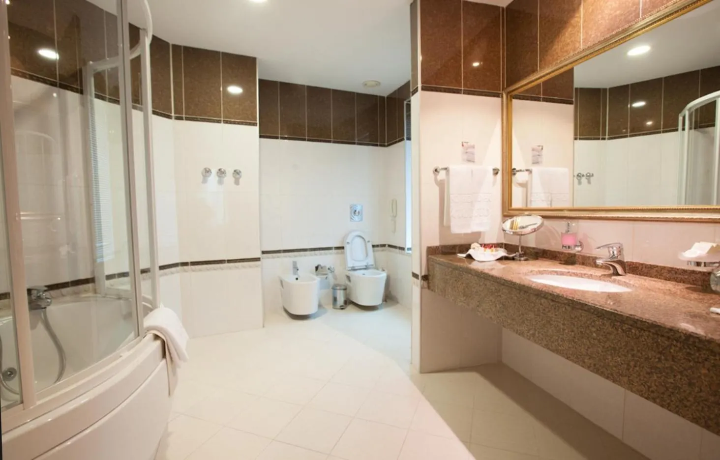 Bathroom in Grand Hotel Victory