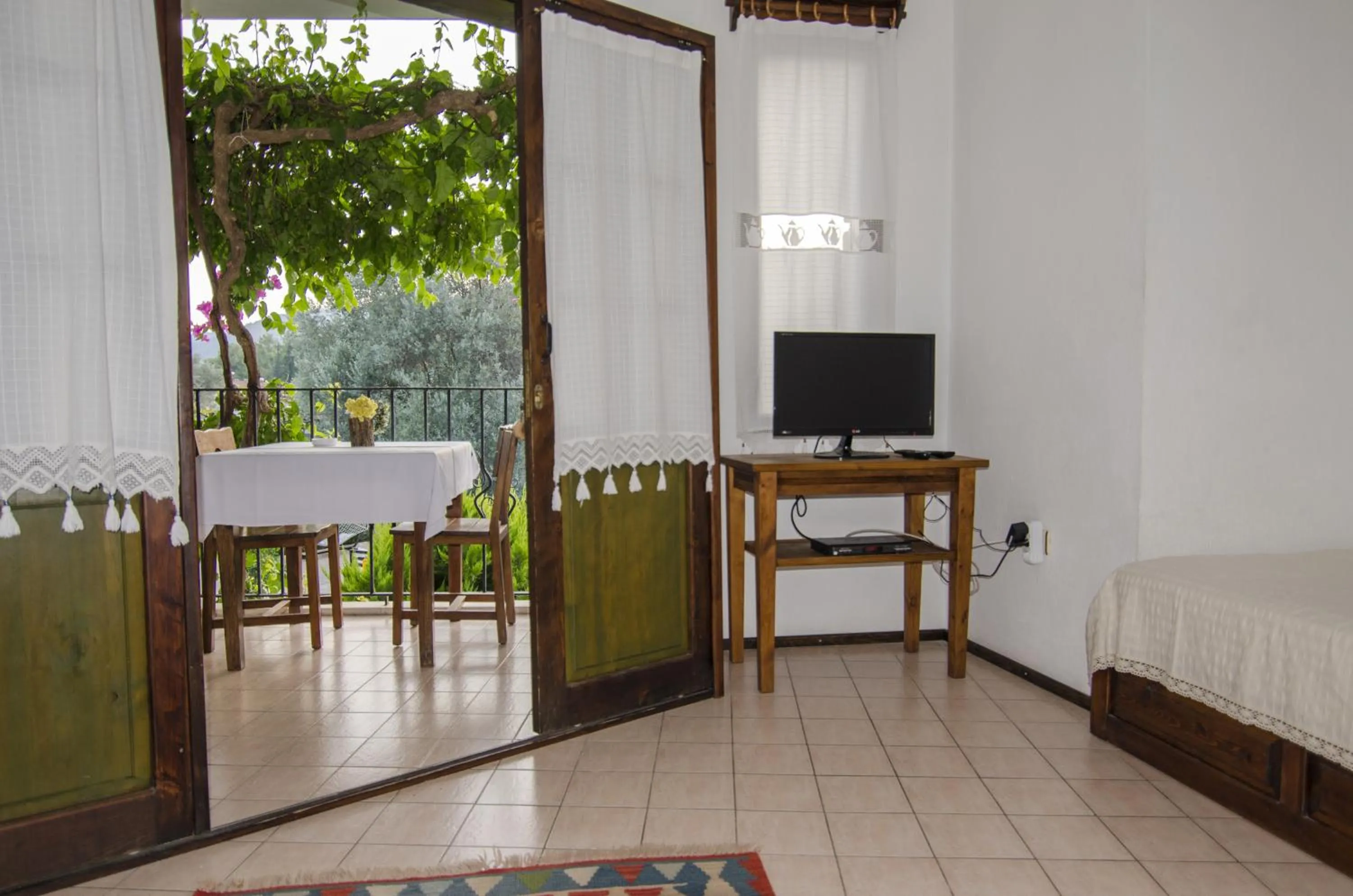 TV and multimedia in Olive Garden Apart Hotel