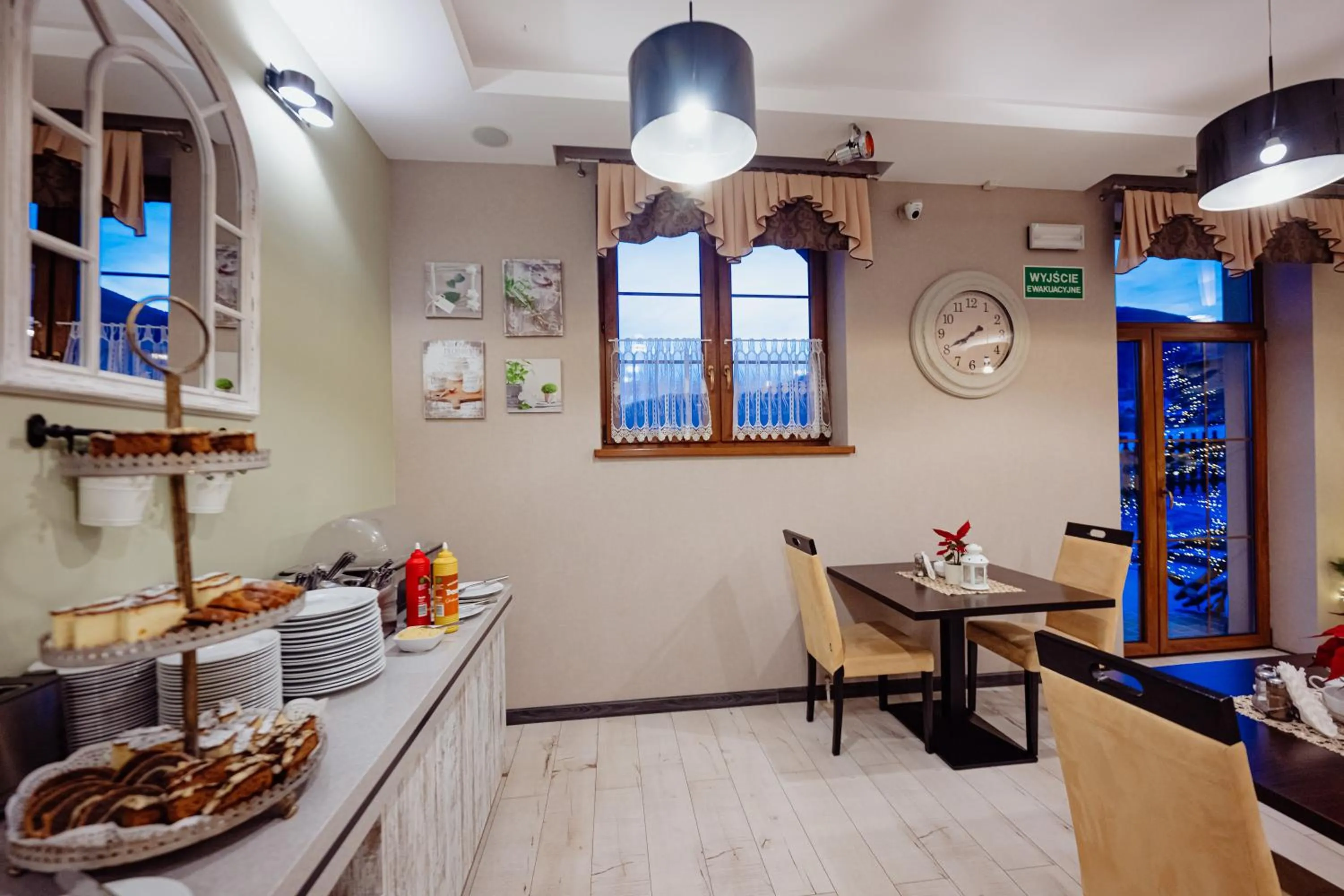 Buffet breakfast in WILLA PETRUS - CENTRUM BALKONY WINDA ŚNIADANIA RELAKS I WYGODa