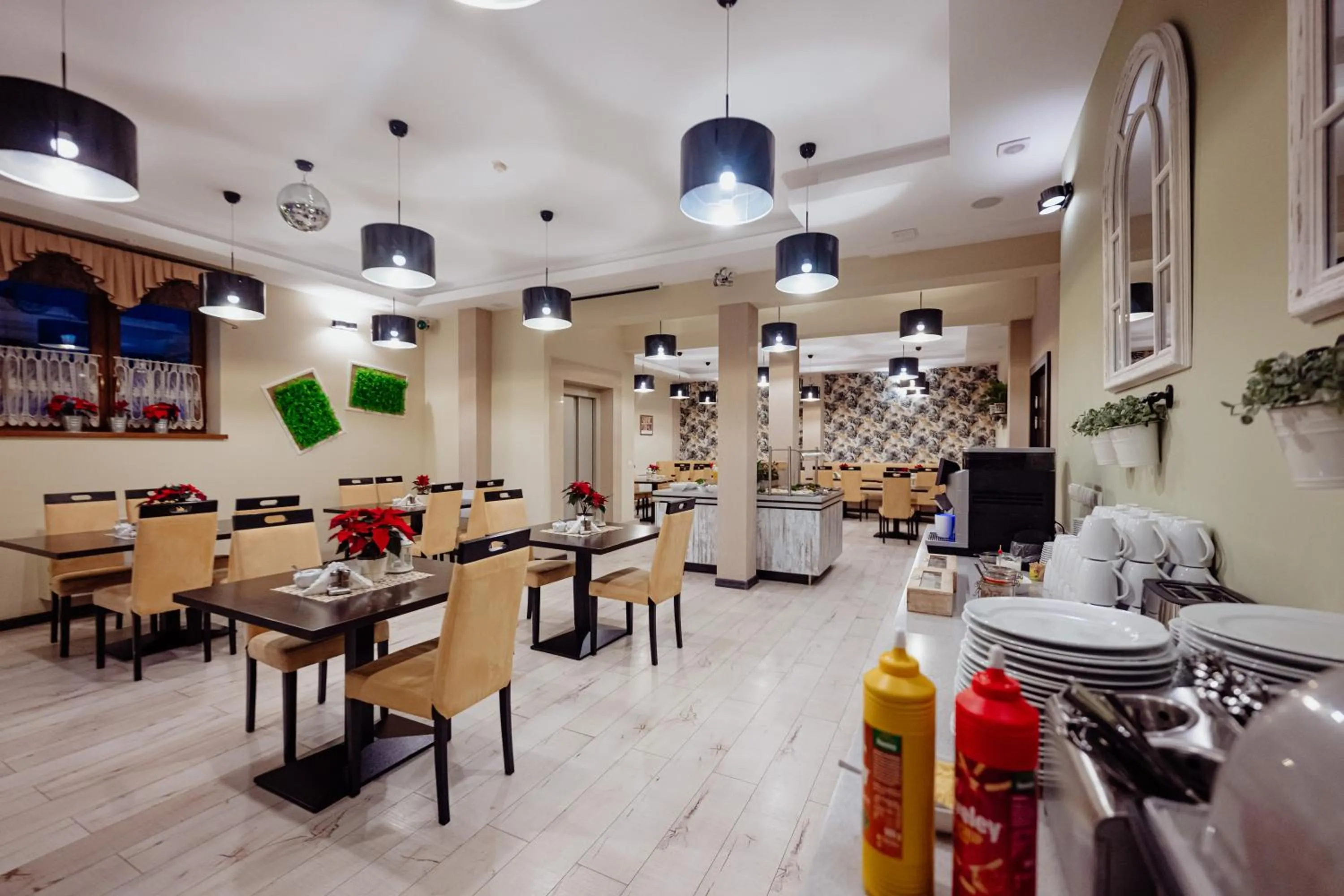 Dining area in WILLA PETRUS - CENTRUM BALKONY WINDA ŚNIADANIA RELAKS I WYGODa