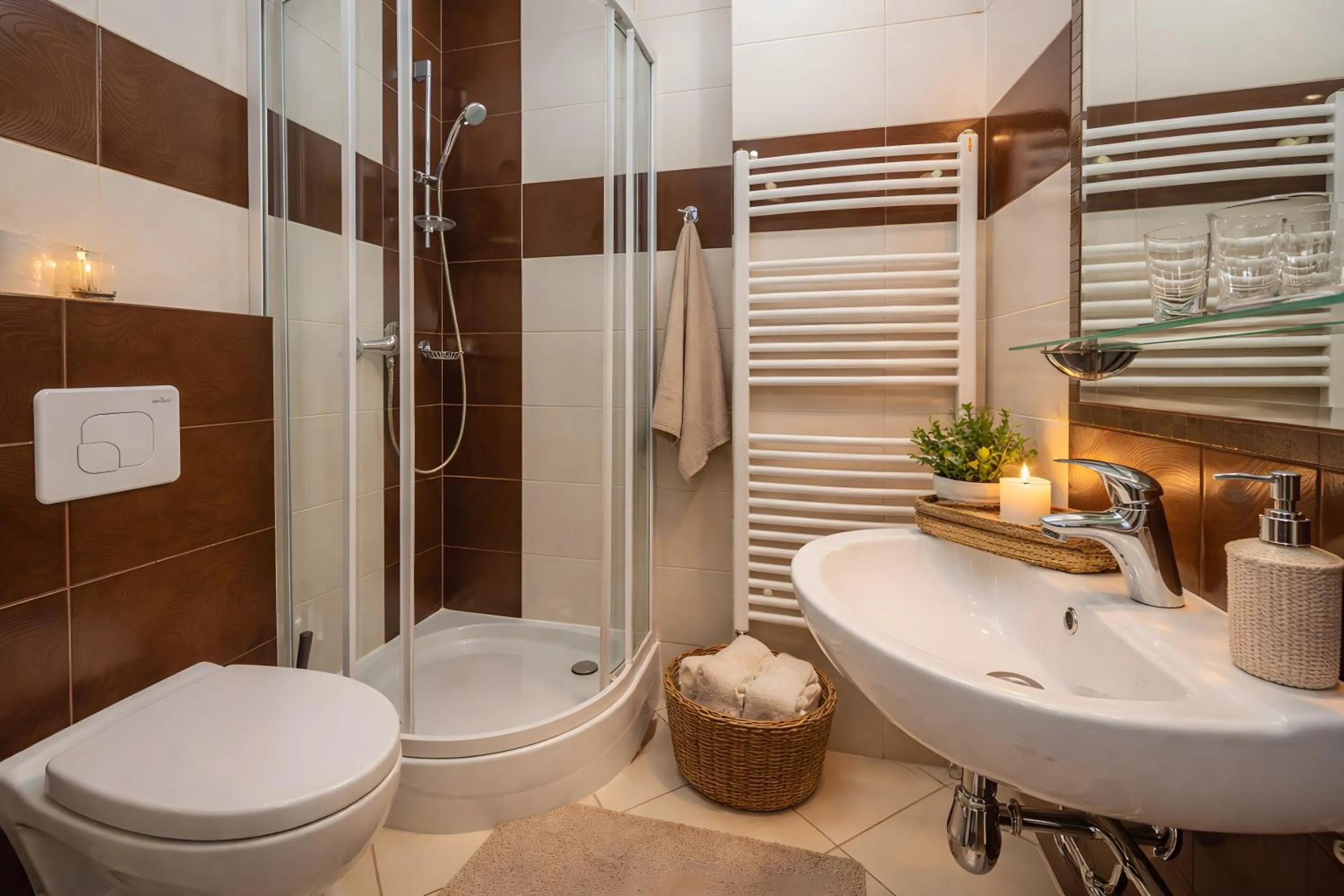 Shower in WILLA PETRUS - CENTRUM BALKONY WINDA ŚNIADANIA RELAKS I WYGODa