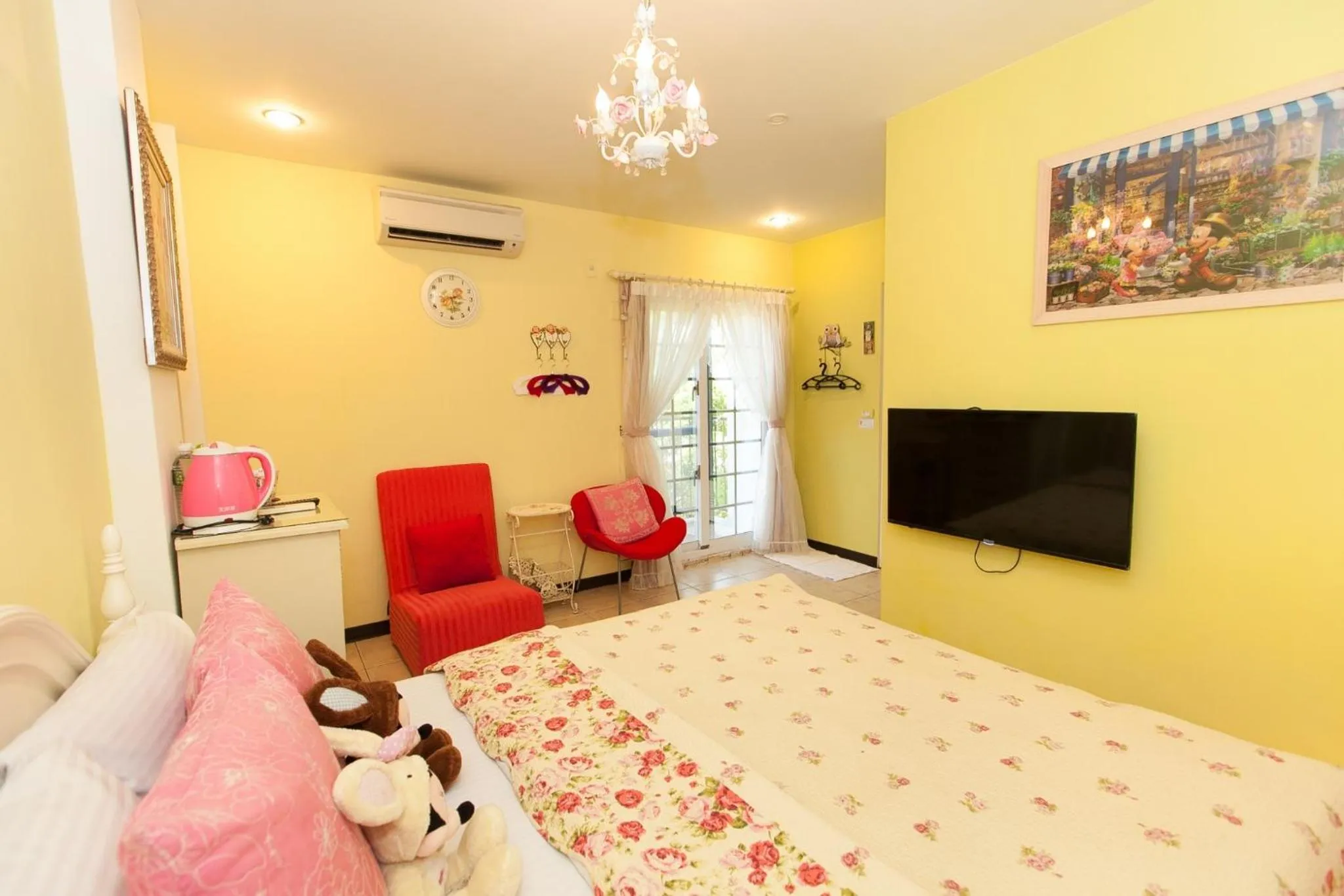 TV and multimedia, Bed in White Cotton Candy Homestay