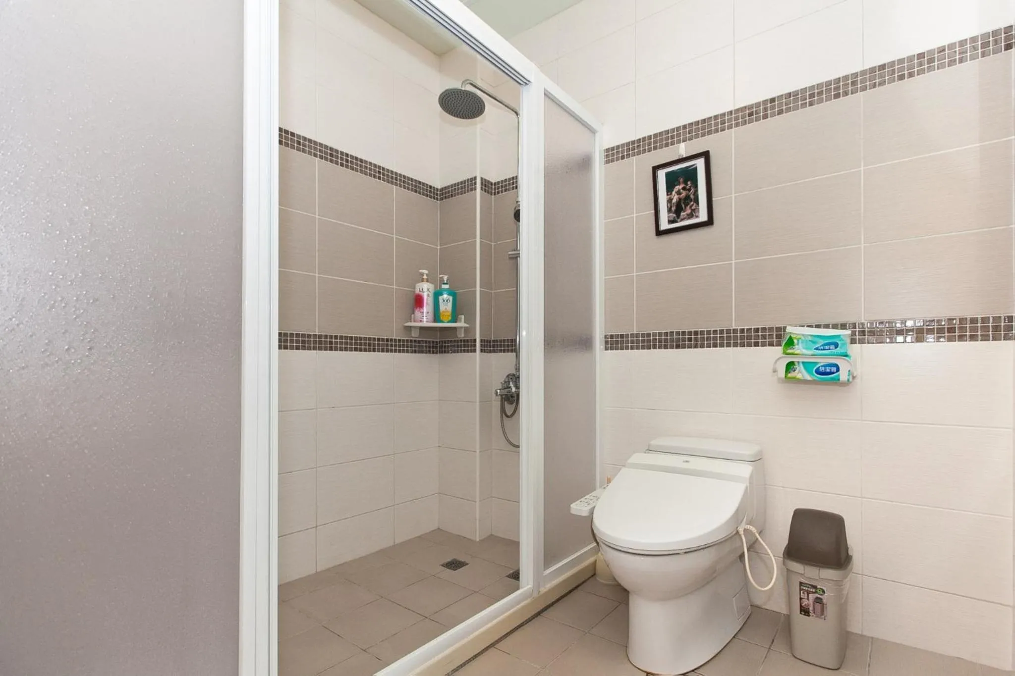 Shower in White Cotton Candy Homestay