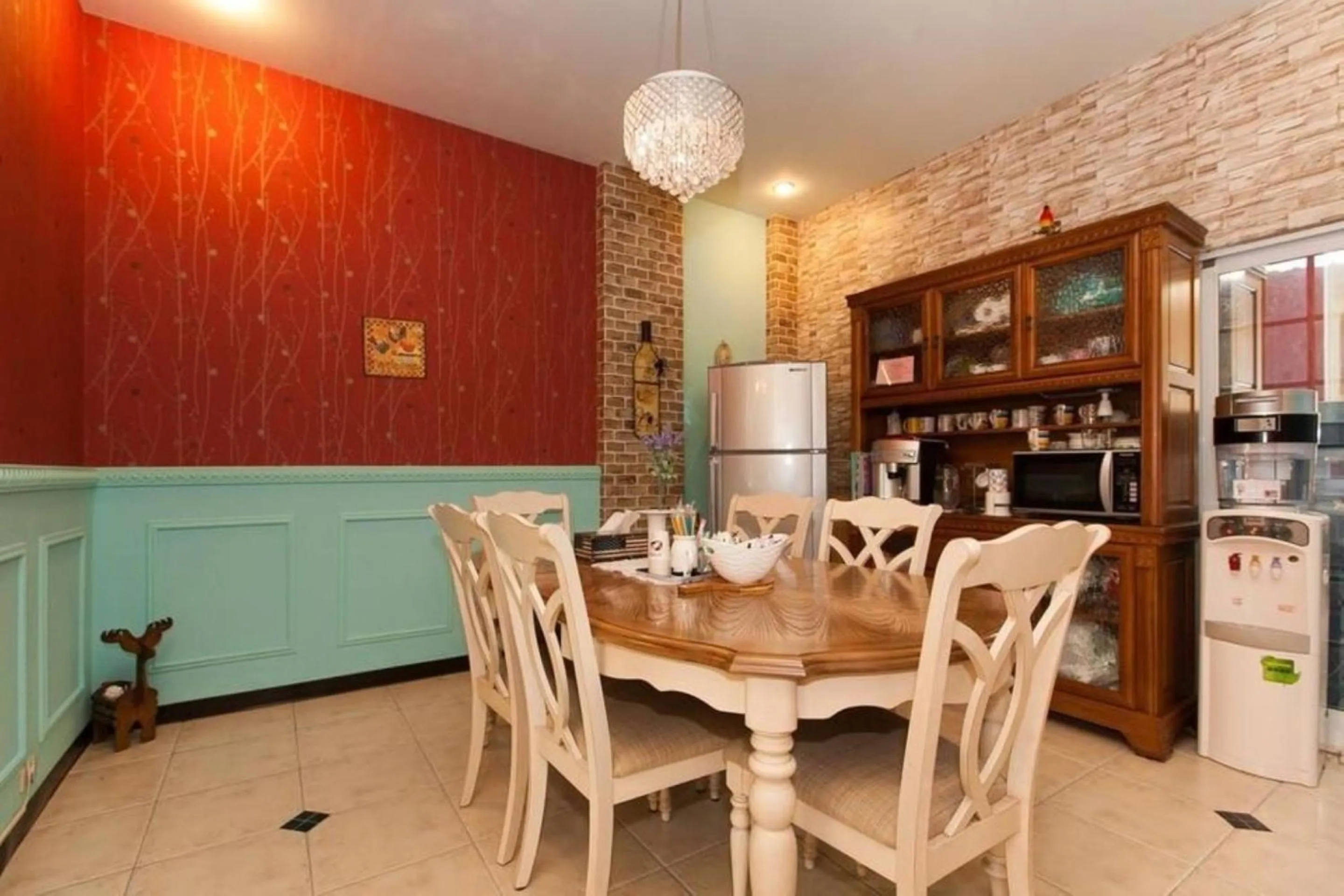 Dining area in White Cotton Candy Homestay