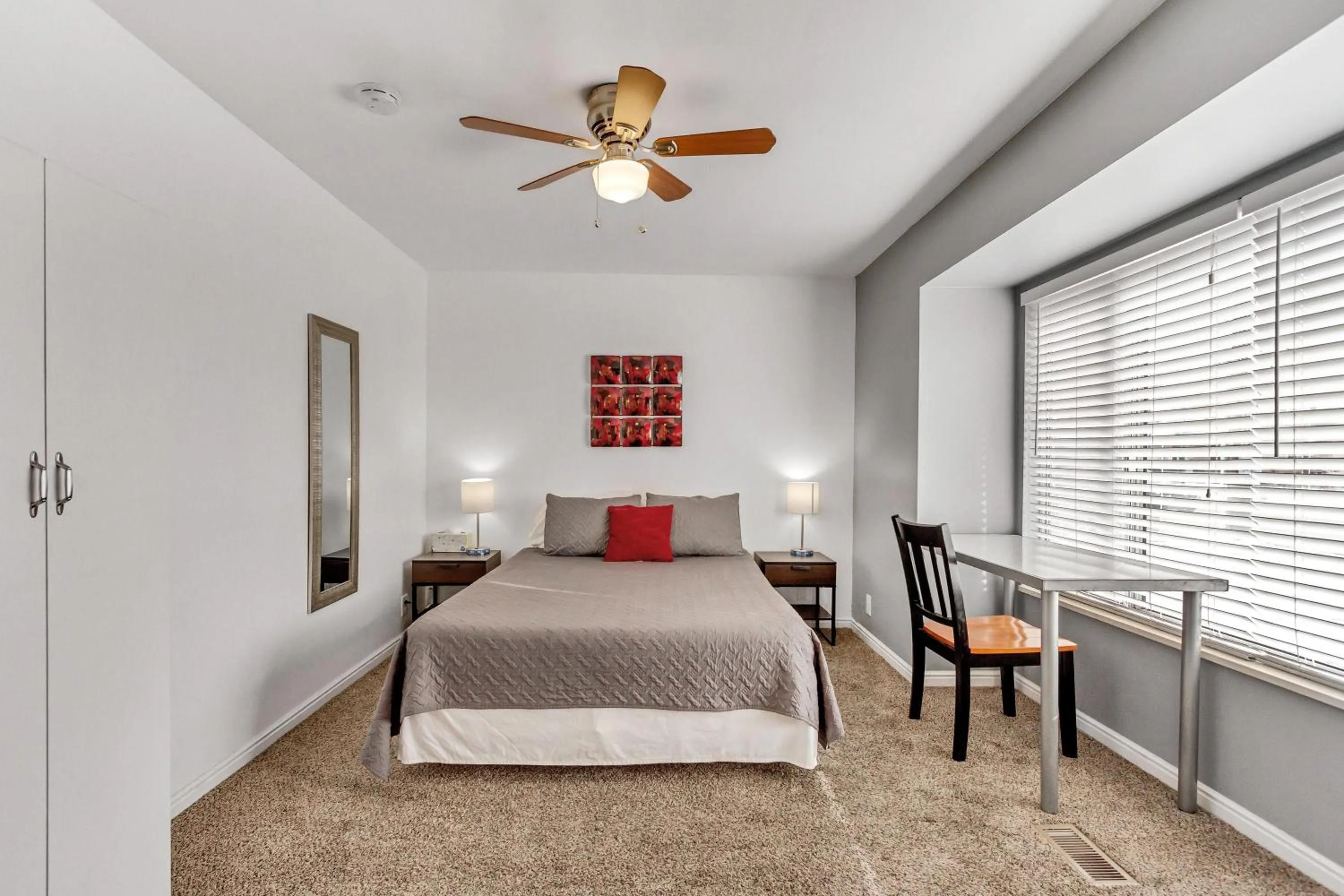 Bed in Large Room Near UVU & BYU