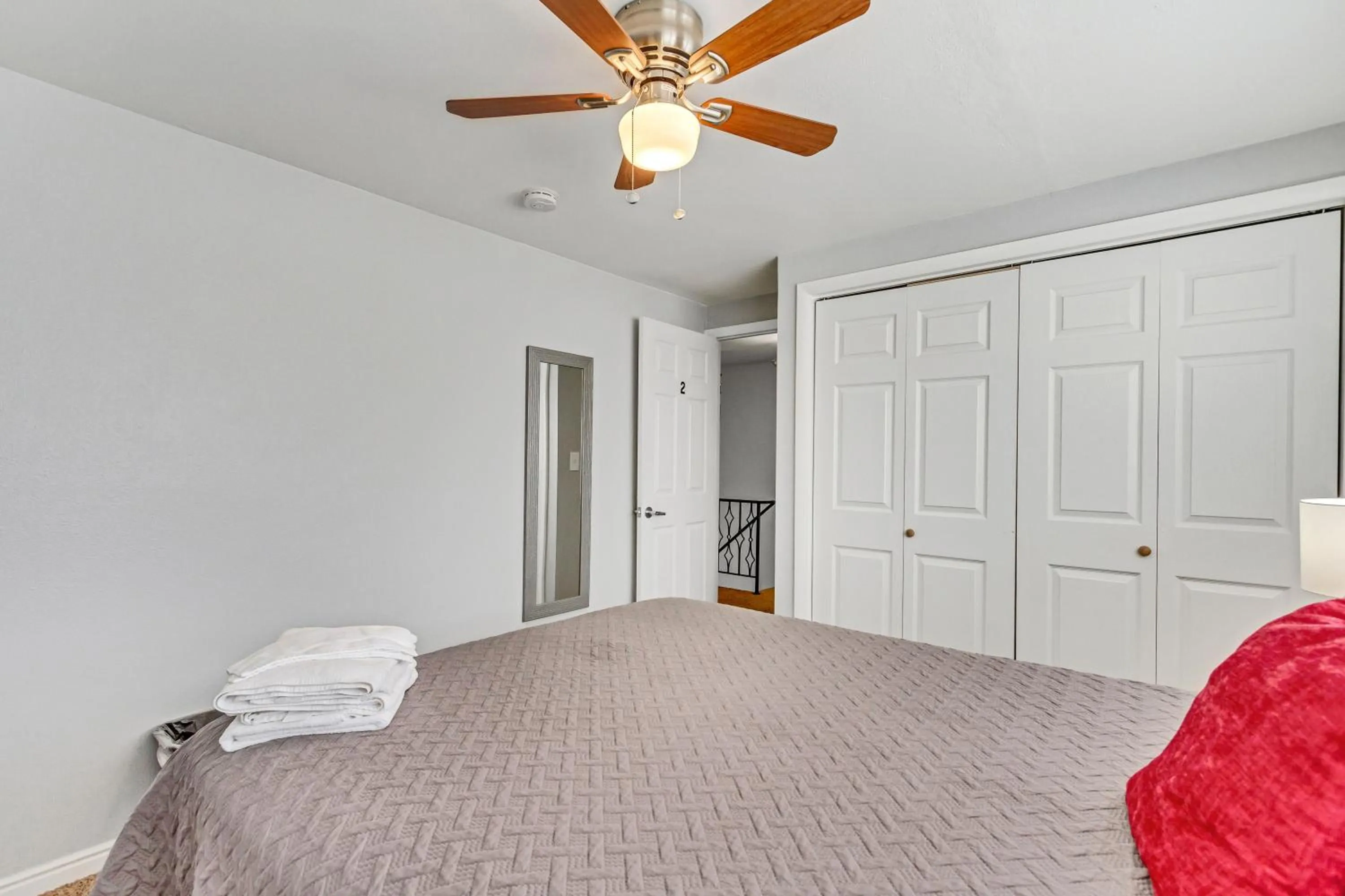 Bed in Large Room Near UVU & BYU