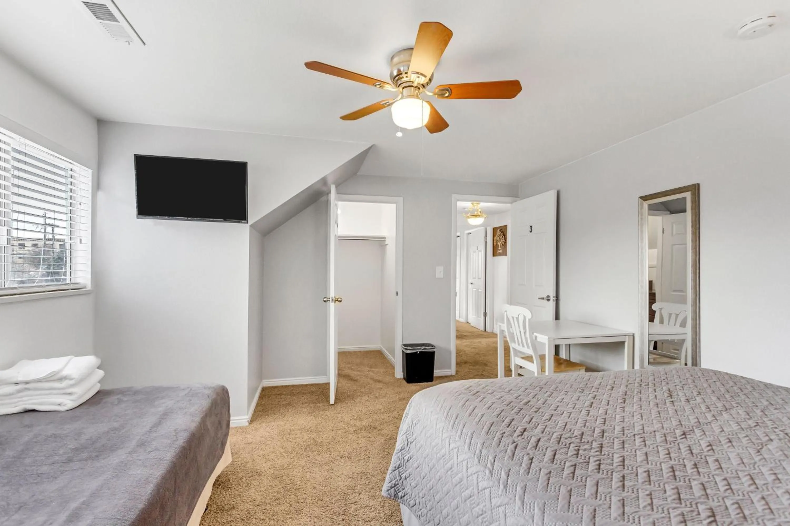 Bed in Large Room Near UVU & BYU