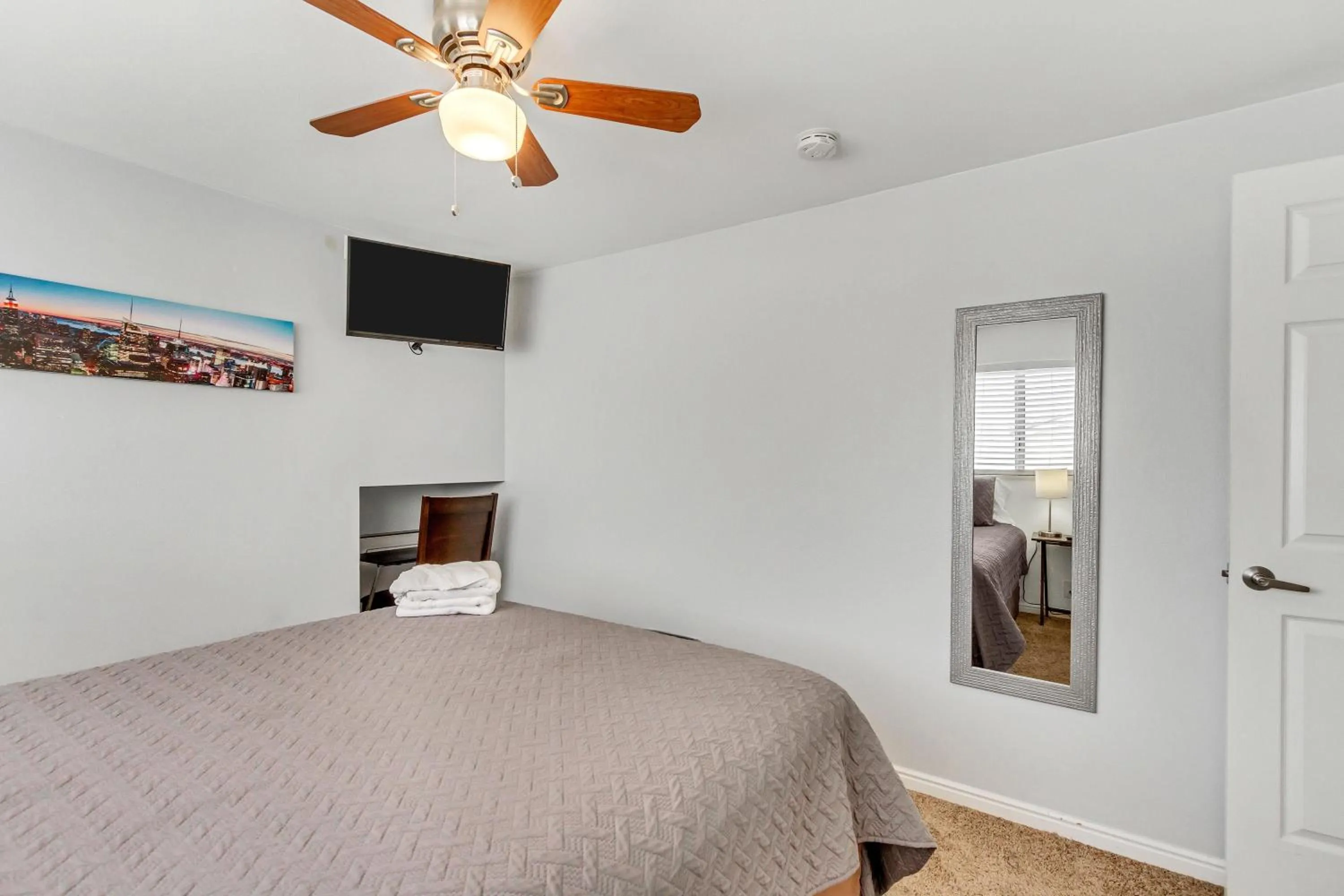 Bed in Large Room Near UVU & BYU