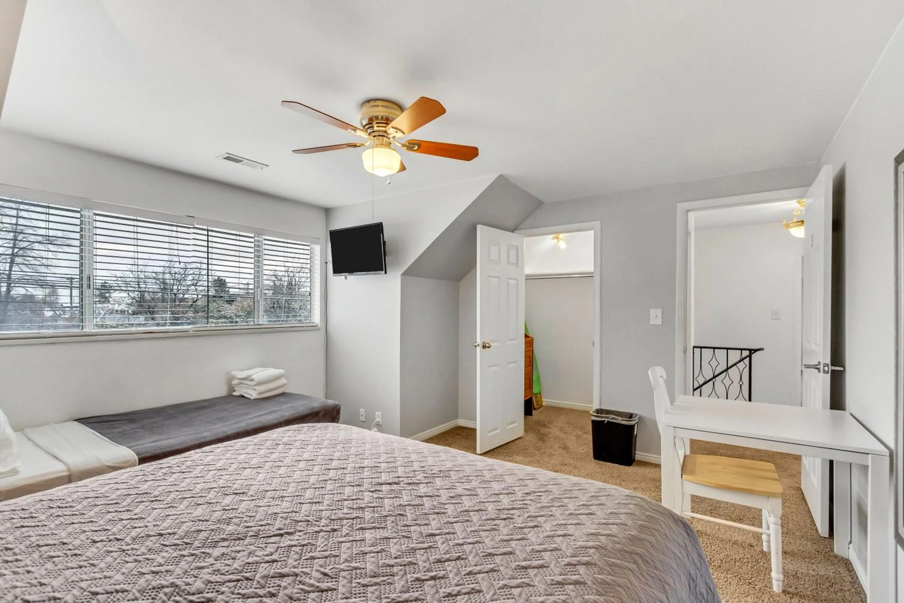 Bed in Large Room Near UVU & BYU