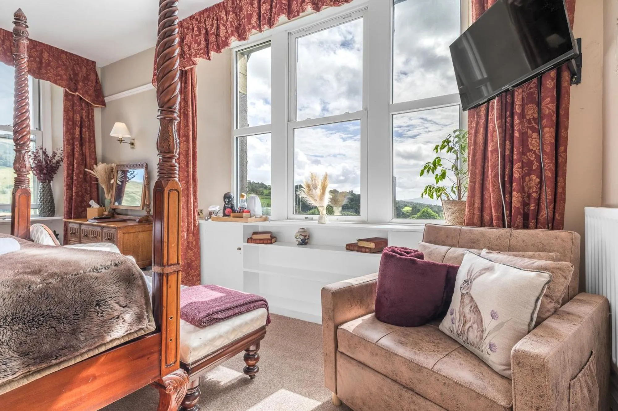 Bed in The Mortal Man Inn