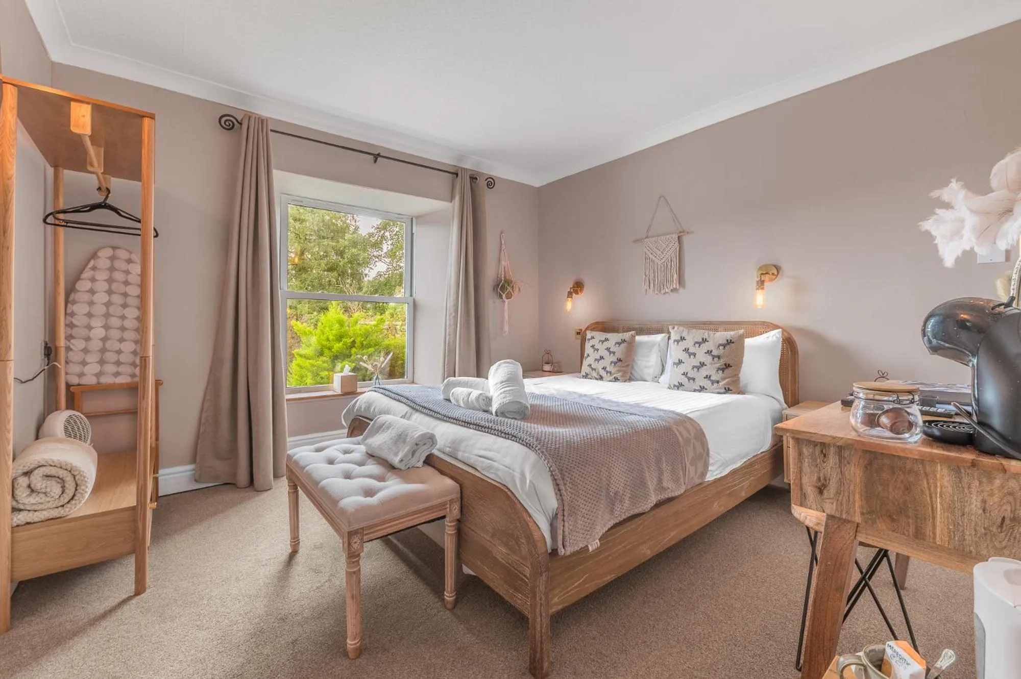 Bed in The Mortal Man Inn