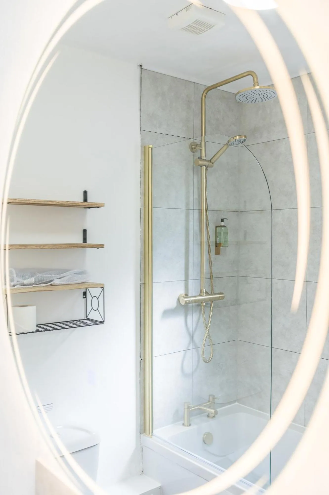 Shower in The Mortal Man Inn