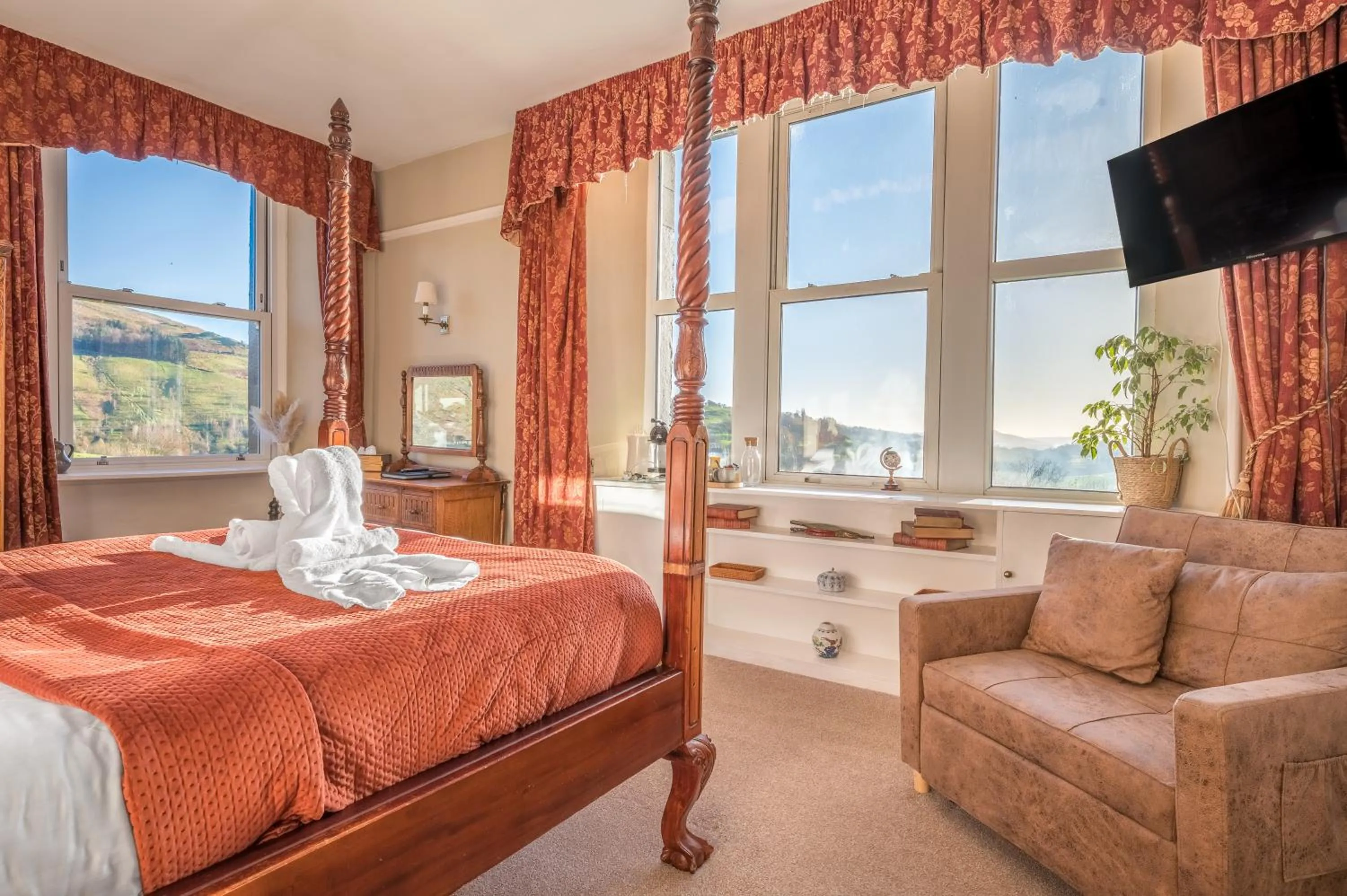 Bed in The Mortal Man Inn