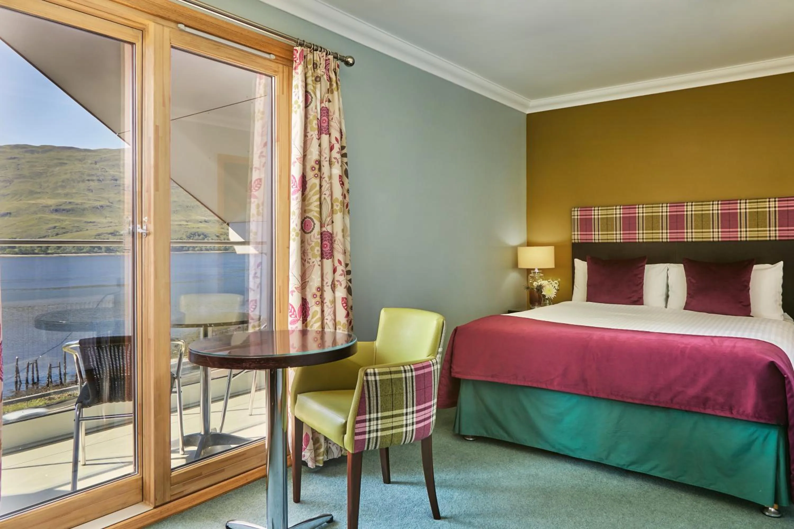 Bedroom in Clan Macduff Hotel