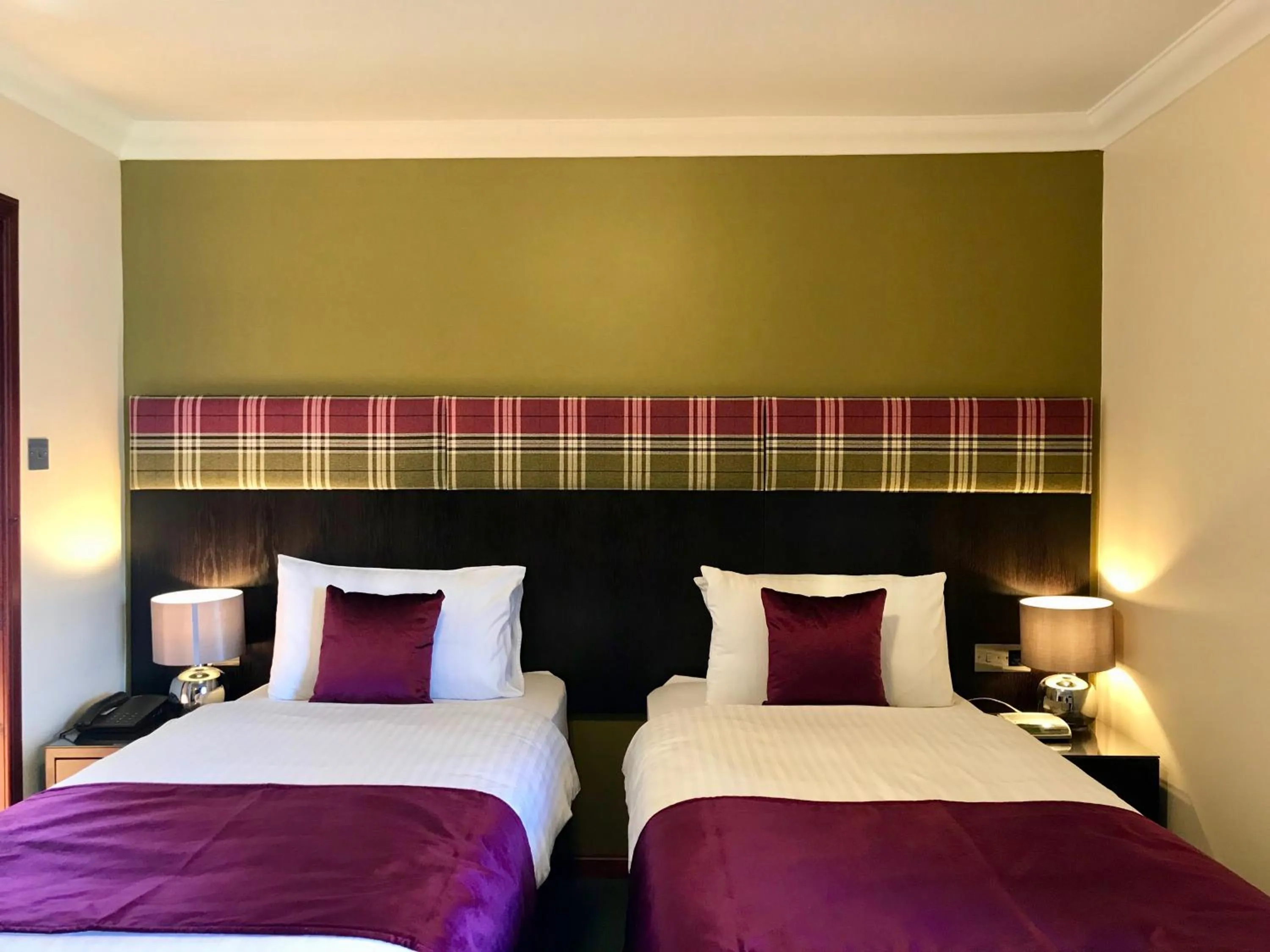 Bed in Clan Macduff Hotel