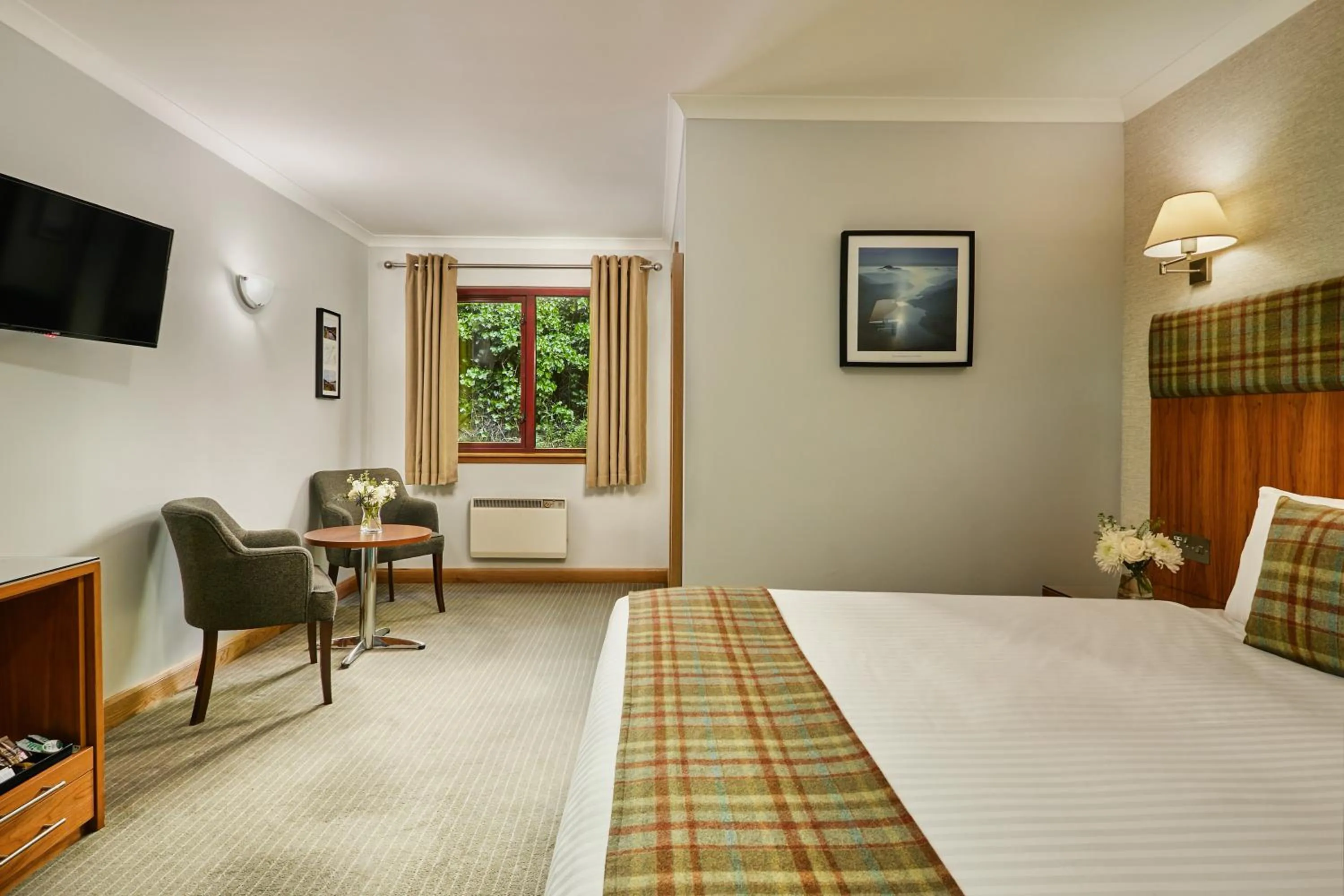 Bedroom in Clan Macduff Hotel