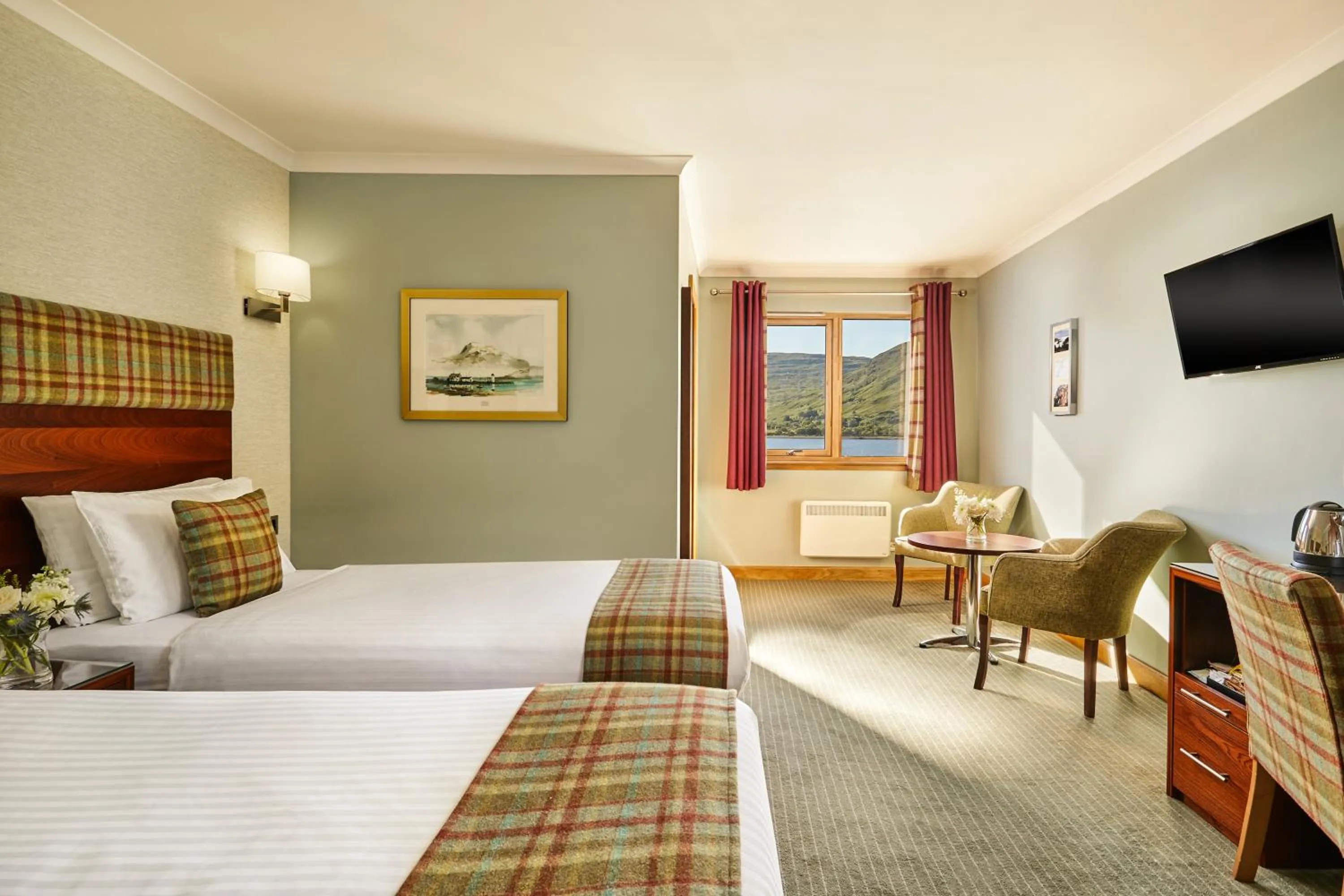 Bedroom in Clan Macduff Hotel