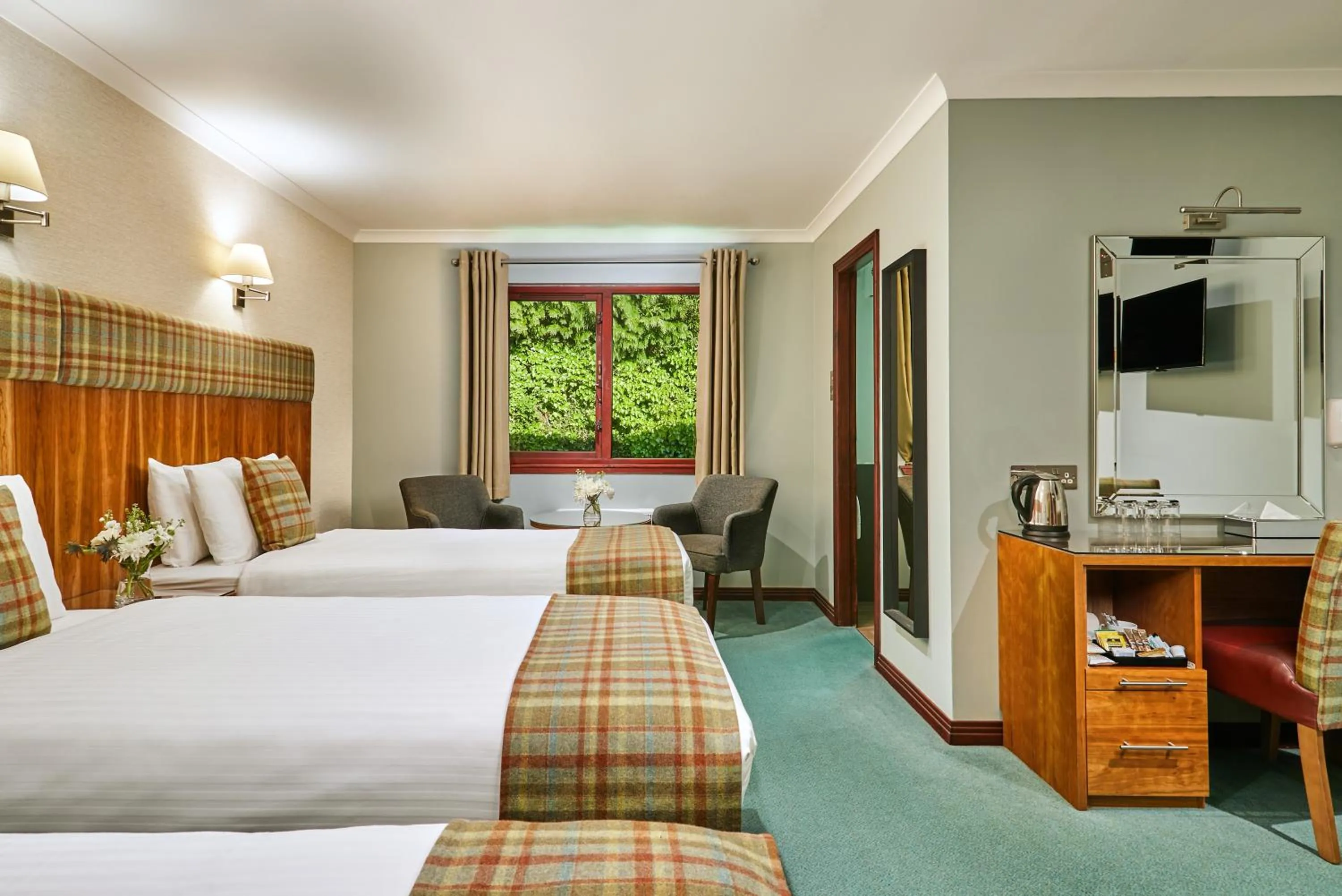 Bedroom in Clan Macduff Hotel