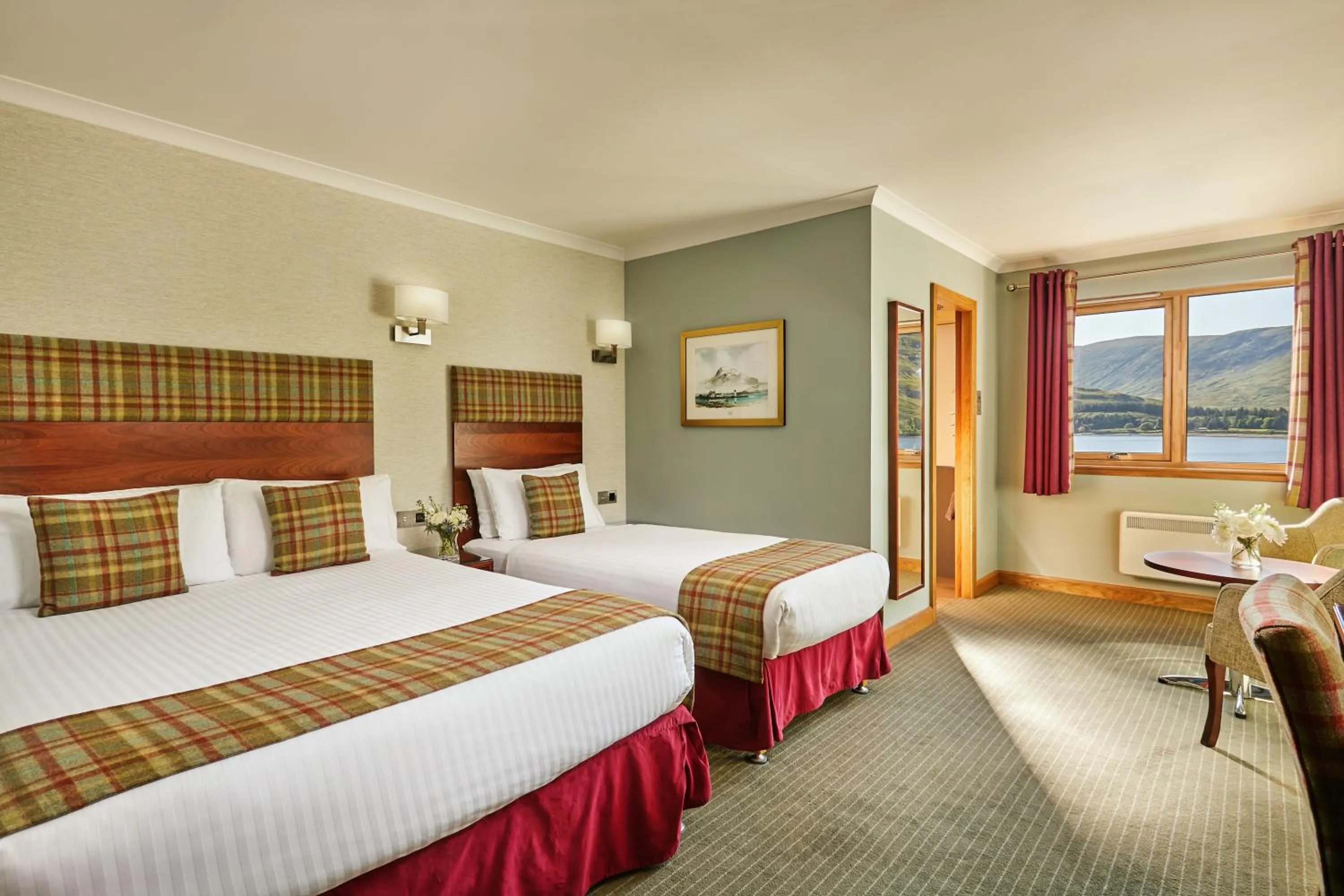Bedroom in Clan Macduff Hotel