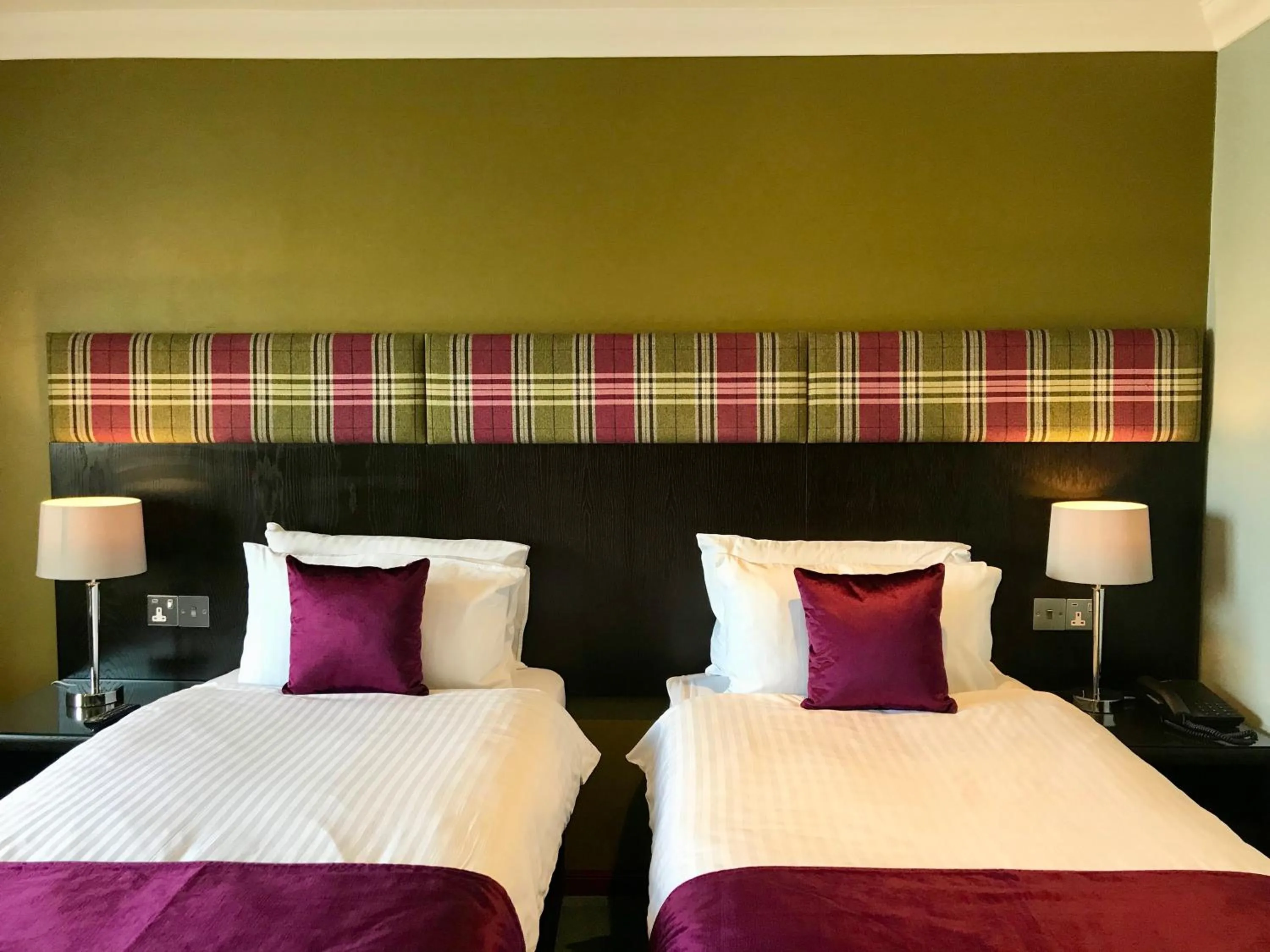 Bed in Clan Macduff Hotel