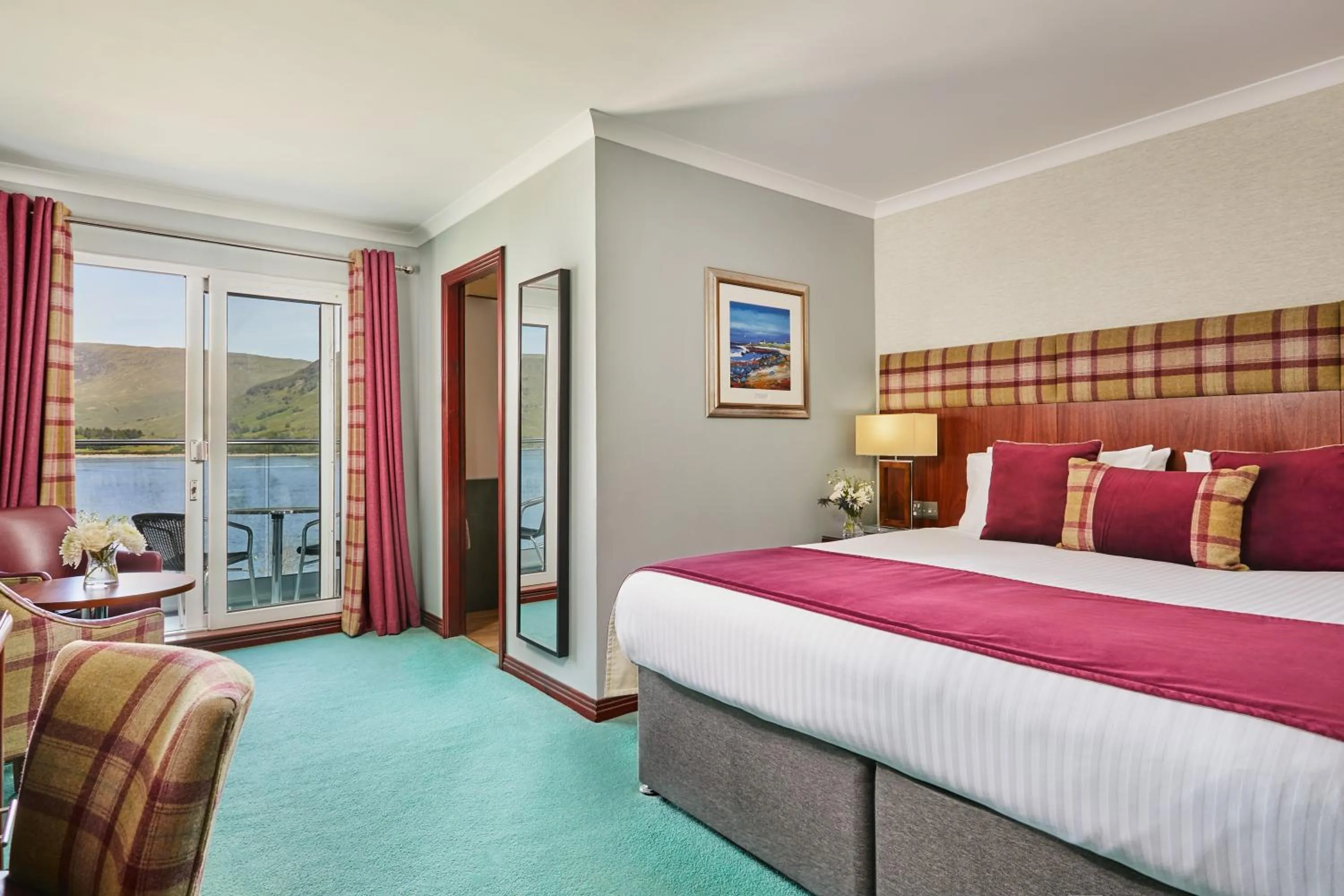 Bedroom in Clan Macduff Hotel