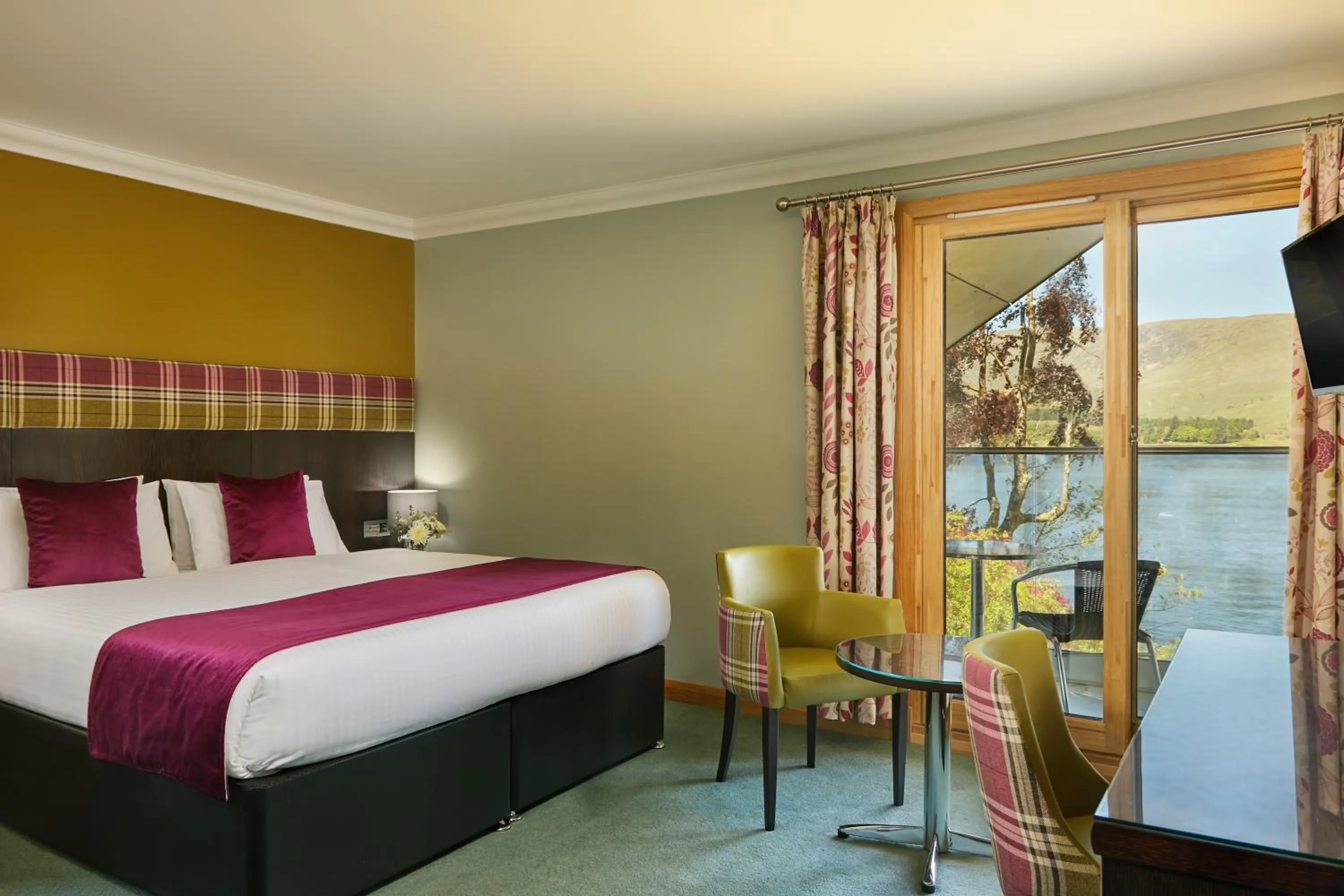 Bedroom in Clan Macduff Hotel