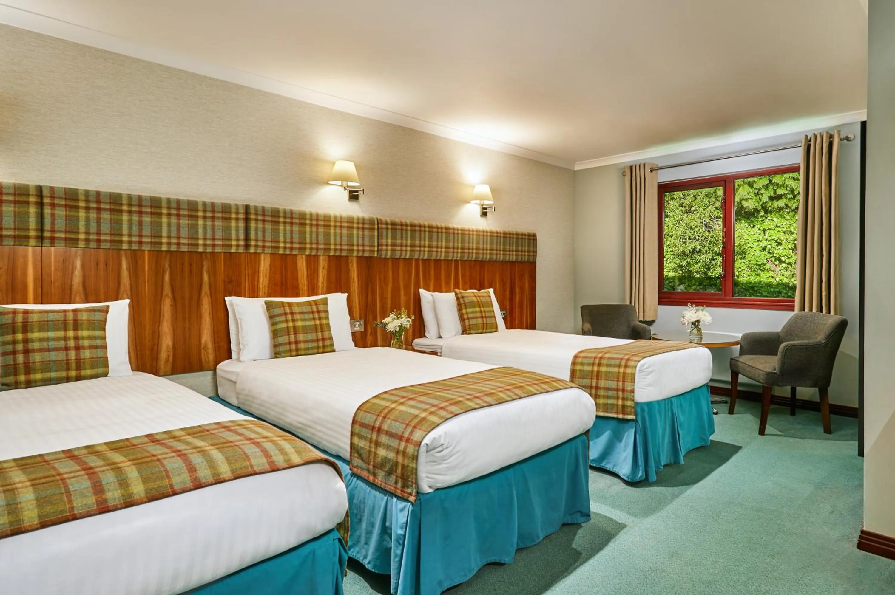 Bedroom in Clan Macduff Hotel