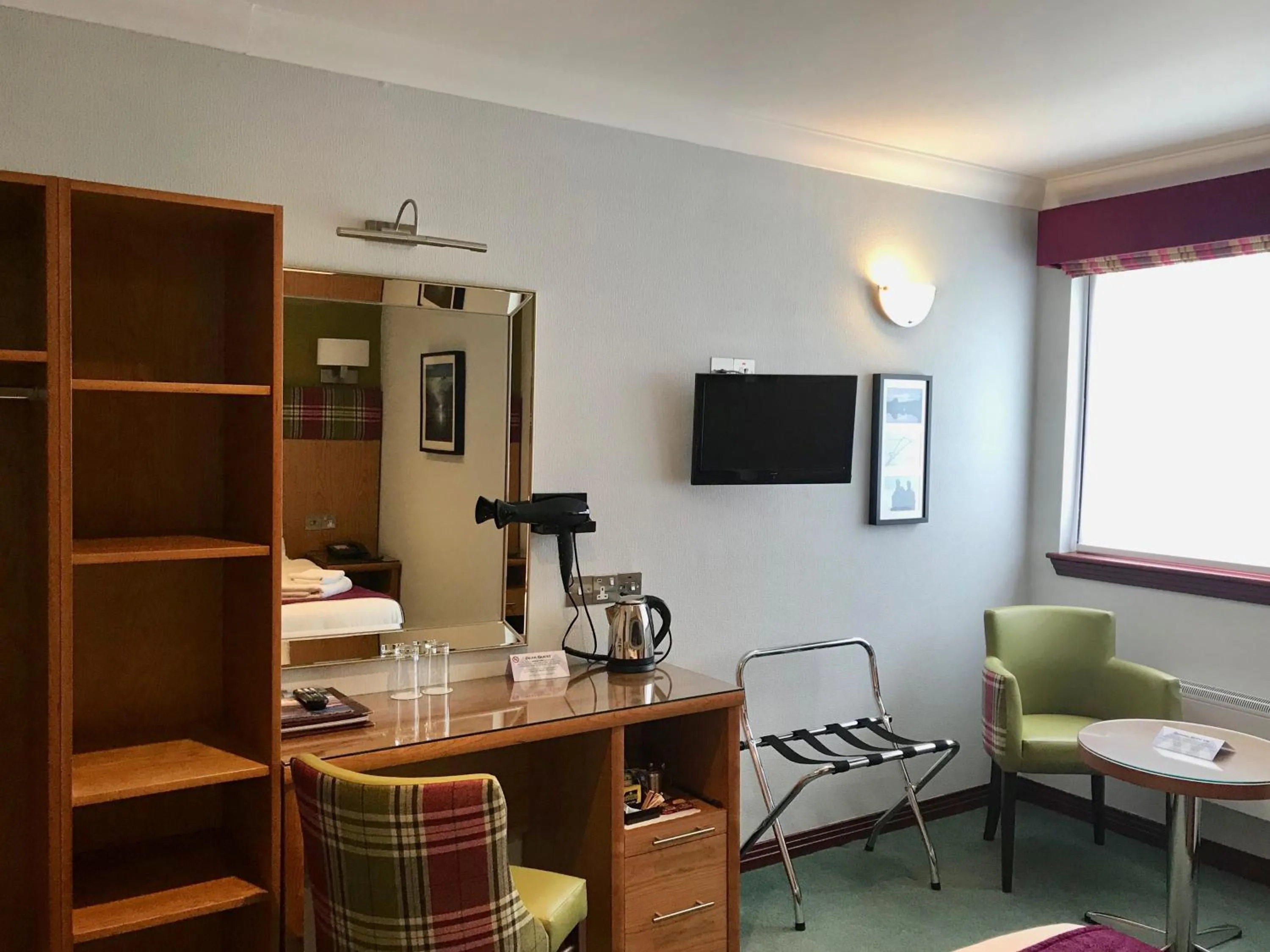 Bedroom in Clan Macduff Hotel