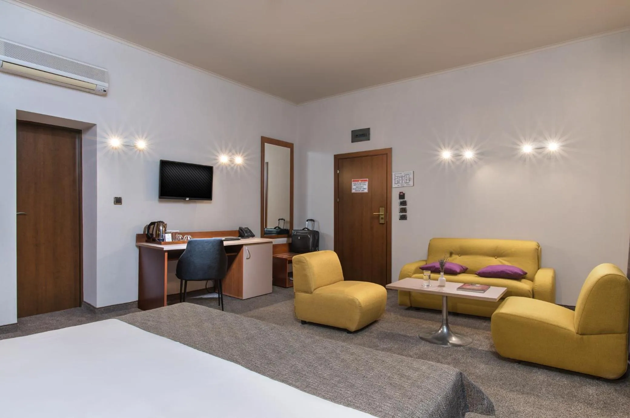 Bed in Antique Forum Hotel "Self Check-in" Stara Zagora